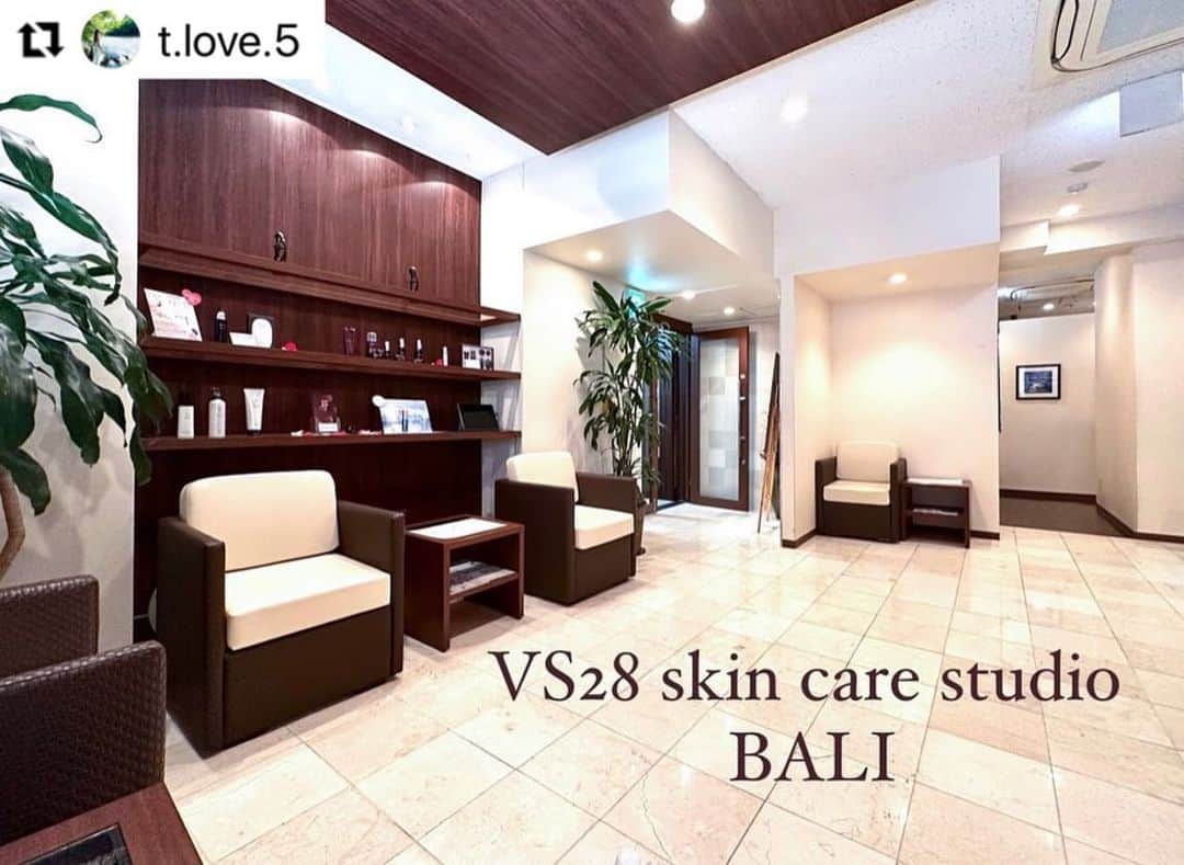 vs28baliのインスタグラム：「#Repost  @t.love.5 さま  BALI IN 池袋へのご来店と素敵な投稿をありがとうございました✨ 効果もご実感いただけたようで嬉しいです🥰  マスクを外すようになるこのタイミングにこそ受けていただきたいスペシャルコースです👍 ・・・ 全国に43店舗展開しているスキンケアスタジオ"VS28スキンケアスタジオBALI"で【ブルームオーラベーシックコース】の毛穴洗浄フェイシャルコース+プレミアムオプションケアをしてきたょ💆🏻‍♀️  スキンケアスタジオは、基礎化粧品会社イービーエムの美肌専門店で美肌に特化したエステサロン。  結論☝️人生で3本指に入る"ゴッドハンド"に巡り会え、最強の美肌にしてもらえ感激♡  ---------------------------------------- ✔️通常価格34,100円が→初回体験価格8,800円のキャンペーン開催中🎉　 詳細は公式で▼ @vs28bali  https://ebm-co.jp/mask-facial-2/ ---------------------------------------- 是非体験してみて♪  ■Today's menu ブルームオーラベーシックコース 毛穴洗浄フェイシャルコース+プレミアムオプションケア通常価格34,100円 約80分   《施術の流机》 【毛穴洗浄フェイシャルコース】 クレンジング＆オイルトリートメント →天然活性水スチーム →天然ヒアルロン酸ケア →毛穴吸引 →毛穴洗浄＆角質除去 →リフトアップ＆肩・首トリートメント →ABA浸透保水 →天然保湿パック＆セラミド保湿 ◎ハンドケア&フットリラックスケア付き  充実11ステップの毛穴洗浄コースに加え、ほうれい線や頬のたるみにアプローチする口腔ケアと 顔から首の美しいラインを作る美ラインネックエイジングケアがセットになった効果もリラックスも叶う大満足のミラクルコース◎  カウンセリングのあとは先ずは肌質検査で各個人に合わせたアプローチを見極め、本場バリから取り寄せたバリニーズ衣装に着替え施術スタート。  ゴッドハンドに加え、吸引＋高純度なテラヘルツ鉱石で作られたカッサのテラヘルツ波も体感し驚愕。ツルピカのお肌を仕上げ中に、ハンド＋フットのリラックスケアまでついていて最強！  施術後は、お肌は久しぶりにツヤツヤになって、スッキリして目は視界が広がり。翌日は、お肌が全体的にふっくらして目の下のクマたるみが引き締まっていてビックリ。  私がお伺いしたのは池袋店。担当してくださった剣持さん💆🏻‍♀️が本当にゴッドハンドで幸せな時間でした。ありがとうございました♪  #スキンケアスタジオ #イービーエム化粧品 #フェイシャル #毛穴洗浄 #美肌 #小顔 #マスクレスでも最強小顔#美容好きな人と繋がりたい」