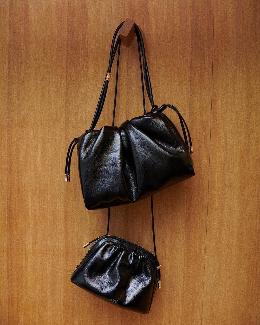 アーペーセーのインスタグラム：「The Ninon shoulder and drawstring bags in metallised recycled leather-like material.  #APCParis」