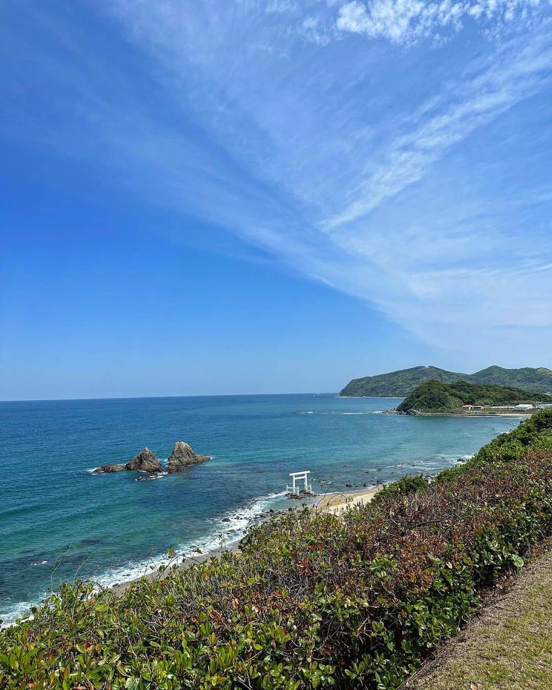 篠田麻里子のインスタグラム：「地元糸島の櫻井神社へ⛩  夫婦岩から繋がってる櫻井神社✨ 高校の先生の実家で帰ってくると絶対行く場所👌🐉  伊勢神宮とも深い関わりがあるそうです😁 みんな見逃しがちな櫻井大神宮も周ってみてね✨ ３日は 大注連縄掛祭なので祈願してきました👏  #糸島#地元#櫻井神社」