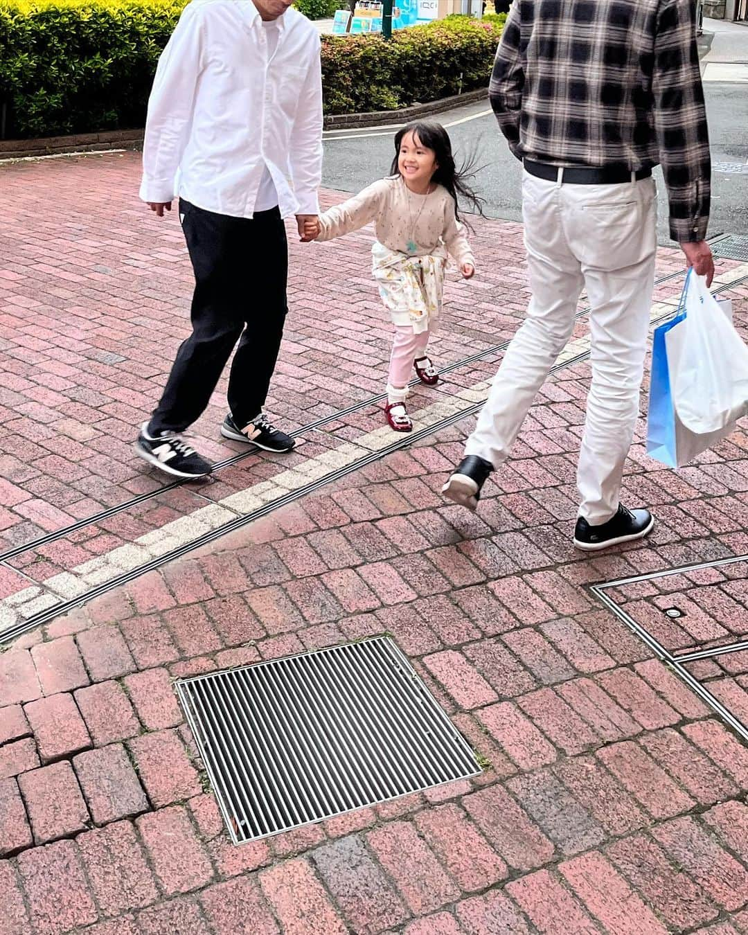 日高薫さんのインスタグラム写真 - (日高薫Instagram)「昨日は家族みんなで江ノ島へ☺️🌊  沢山歩いて、景色に癒されて海の幸も美味しく頂きました🥰🙏💓  娘ちゃんは主人のお兄ちゃんととても仲良しで、昨日もずっと楽しそうに遊んでもらってありがたやな楽しいあっという間な1日でした🥺✨💞  #江ノ島 #江ノ島グルメ#海 #sea #海鮮 #gw #観光」4月30日 17時40分 - hidaka_kaoru_official