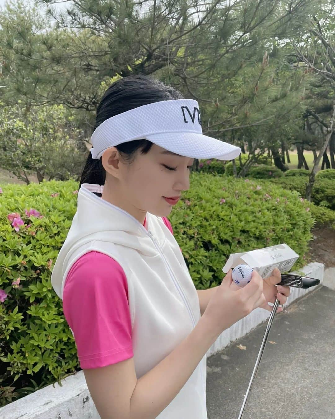 保坂玲奈さんのインスタグラム写真 - (保坂玲奈Instagram)「発売したばかりのおしゃれボール🏌️‍♀️ @rockongolf_official  派手色ゴルフウェアに、ボールも合わせてみた🫰  4色のマルチカラー、星の総柄が人と被らなくて、 ストリート感もでて可愛い💙 ハワイゴルフでも相棒（Buddy）にする😃  #ゴルフ#golf#rockon#ストリートゴルフ#ゴルフ好き#ゴルフ女子#pr」4月30日 17時42分 - __renao_0707