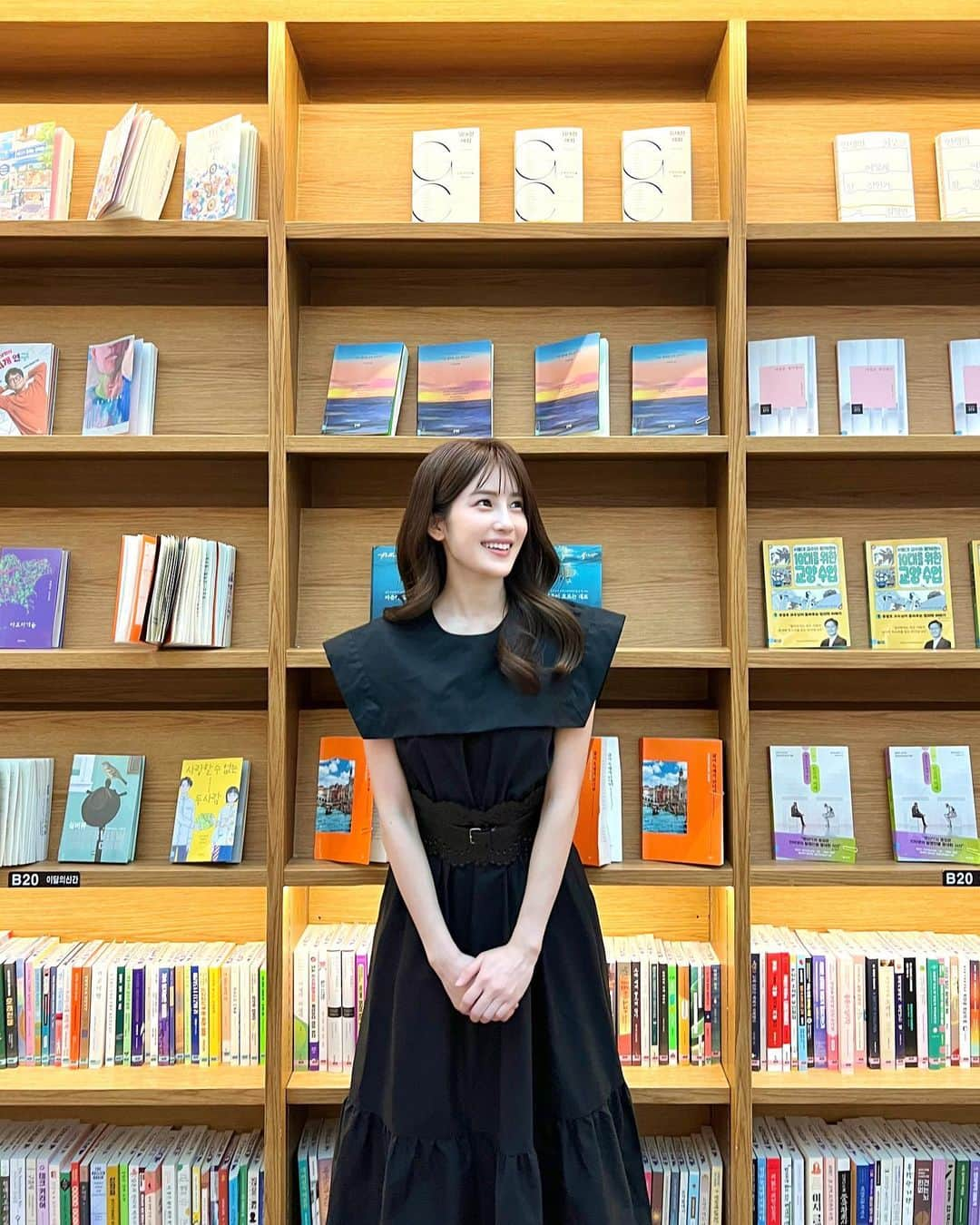 神田れいみさんのインスタグラム写真 - (神田れいみInstagram)「📕📗📘📙  GWですね！ みなさんはどこかにお出かけされますか🚗？  私はお仕事があるので ちょっと前の韓国旅行の続きを🤭✈️  こちらは江南にある図書館📚 人気の撮影スポットです！ 上の方にある本はどうやって取るんだろう🥸💭」4月30日 17時52分 - kandareimi