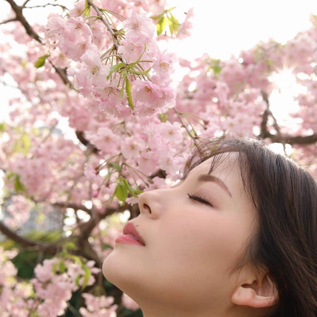 宮崎理奈さんのインスタグラム写真 - (宮崎理奈Instagram)「4月もありがとうございました。 桜の写真を載せそびれていたので…  個人的に4月は環境がガラリと変わり、全て自分次第となったことで、責任や使命を沢山感じた1ヶ月でした。  難しくて挫けかけたり、上手くいかなかったり、手探りの中で、手を差し伸べて下さる方への感謝と申し訳なさと、色んな感情でいっぱいでした…  こう見えて真面目なので🤪  とにかく今は手を差し伸べて下さった方へ1日でも早く恩返しができたらなと… そして応援してくださる方が、「なんか面白いことしてるなぁ」って常に思って頂けるように、追求していきたいと思います🎊  だから、私のこと忘れないでね😂  5月は地元福岡で面白いこと沢山出来そうでワクワクです🍙 福岡の方にも愛される努力をするぞ！！  では！ 今後ともよろしくお願いします🙇‍♀️  📷 @bao48  . . . . #4月 #4月もありがとうございました #5月も宜しくお願いします」4月30日 17時53分 - rina.miyazaki0221