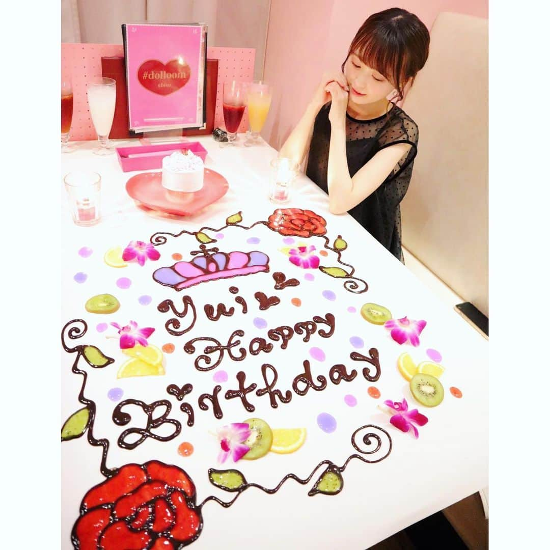 樋渡結依さんのインスタグラム写真 - (樋渡結依Instagram)「23歳になりました🎂♡  22歳の1年は想像していたより大変なことも色々あったけど、その分人として成長できた1年だったかなと思ってます😊  23歳は絶対良い1年になる❣️っていう自信があるので楽しみです♡笑  私のことをいつも応援してくださるファンの皆さんや、お仕事でお世話になる皆さんや、身近で支えてくれている友達や家族などを大切にしながらみんなで楽しめる1年にしたいです❣️ 23歳の私もよろしくお願いします♡頑張るぞー！笑  今日はみいあちゃんが誕生日を祝ってくれたよ〜 めちゃ嬉しい☺️いつもありがとう！ずっと大好き🫶  #樋渡結依  #ひーわたん  #ゆいんくる  #23歳 になりました #誕生日  #誕生日プレート 可愛すぎる #ありがとう😊  #happybirthday  #23rd #バースデープレート #ebisu」4月30日 17時45分 - yui_hiwatashi0430