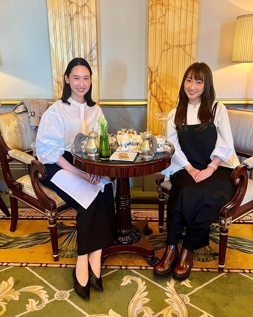 松原汐織さんのインスタグラム写真 - (松原汐織Instagram)「Reunion cream tea at The Withdrawing room @the_lanesborough 🌹 It’s one of the signature mocktails “Belgravia Bloom”. ・ ・ ロンドンに来ていた @kaorisasaki_official とThe Lanesboroughでクリームティー☕️ 香利とは中高大の同級生なので、昔話〜近況報告と盛り上がって楽しい時間でした！  The Lanesboroughはモクテルが凄く美味しくて◎(カクテルもさぞ美味しいんだろうなぁ〜と♡) アフタヌーンティーは重いけれど、素敵なホテルで過ごしたい！って時に、クリームティー(スコーンと紅茶)＋カクテルorモクテルのセットが丁度良いですね。  夫が娘を見ていてくれていたのですが、父娘で楽しく過ごしていた様で♡ こういう時間も家族にとって必要なんだな、と思ったのでした👶🏻💕  ー #newbaby #babygirl #lovemyfam  #london #thisislondon #londonlife #mum #mumofagirl  #thelanesborough #hydepark #mayfair  #creamtea #mocktails  #londonfoodie #londonfood  #ロンドングルメ #クリームティー  #ロンドン #ロンドン生活 #ロンドン在住  #shioriinlondon2023  ー」4月30日 17時45分 - shiori_ma_