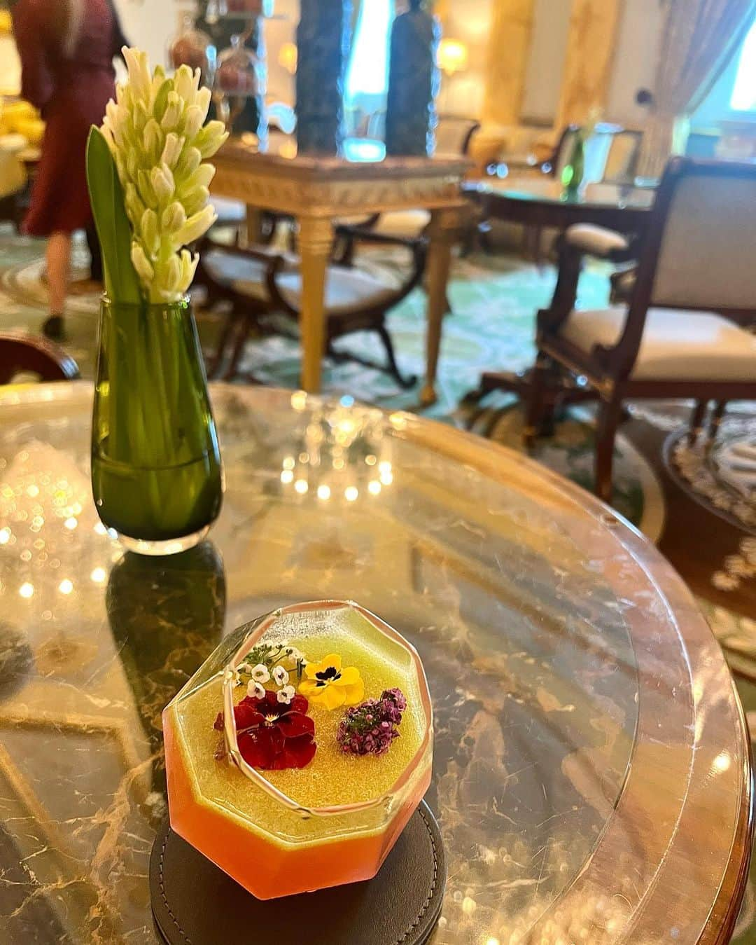 松原汐織さんのインスタグラム写真 - (松原汐織Instagram)「Reunion cream tea at The Withdrawing room @the_lanesborough 🌹 It’s one of the signature mocktails “Belgravia Bloom”. ・ ・ ロンドンに来ていた @kaorisasaki_official とThe Lanesboroughでクリームティー☕️ 香利とは中高大の同級生なので、昔話〜近況報告と盛り上がって楽しい時間でした！  The Lanesboroughはモクテルが凄く美味しくて◎(カクテルもさぞ美味しいんだろうなぁ〜と♡) アフタヌーンティーは重いけれど、素敵なホテルで過ごしたい！って時に、クリームティー(スコーンと紅茶)＋カクテルorモクテルのセットが丁度良いですね。  夫が娘を見ていてくれていたのですが、父娘で楽しく過ごしていた様で♡ こういう時間も家族にとって必要なんだな、と思ったのでした👶🏻💕  ー #newbaby #babygirl #lovemyfam  #london #thisislondon #londonlife #mum #mumofagirl  #thelanesborough #hydepark #mayfair  #creamtea #mocktails  #londonfoodie #londonfood  #ロンドングルメ #クリームティー  #ロンドン #ロンドン生活 #ロンドン在住  #shioriinlondon2023  ー」4月30日 17時45分 - shiori_ma_