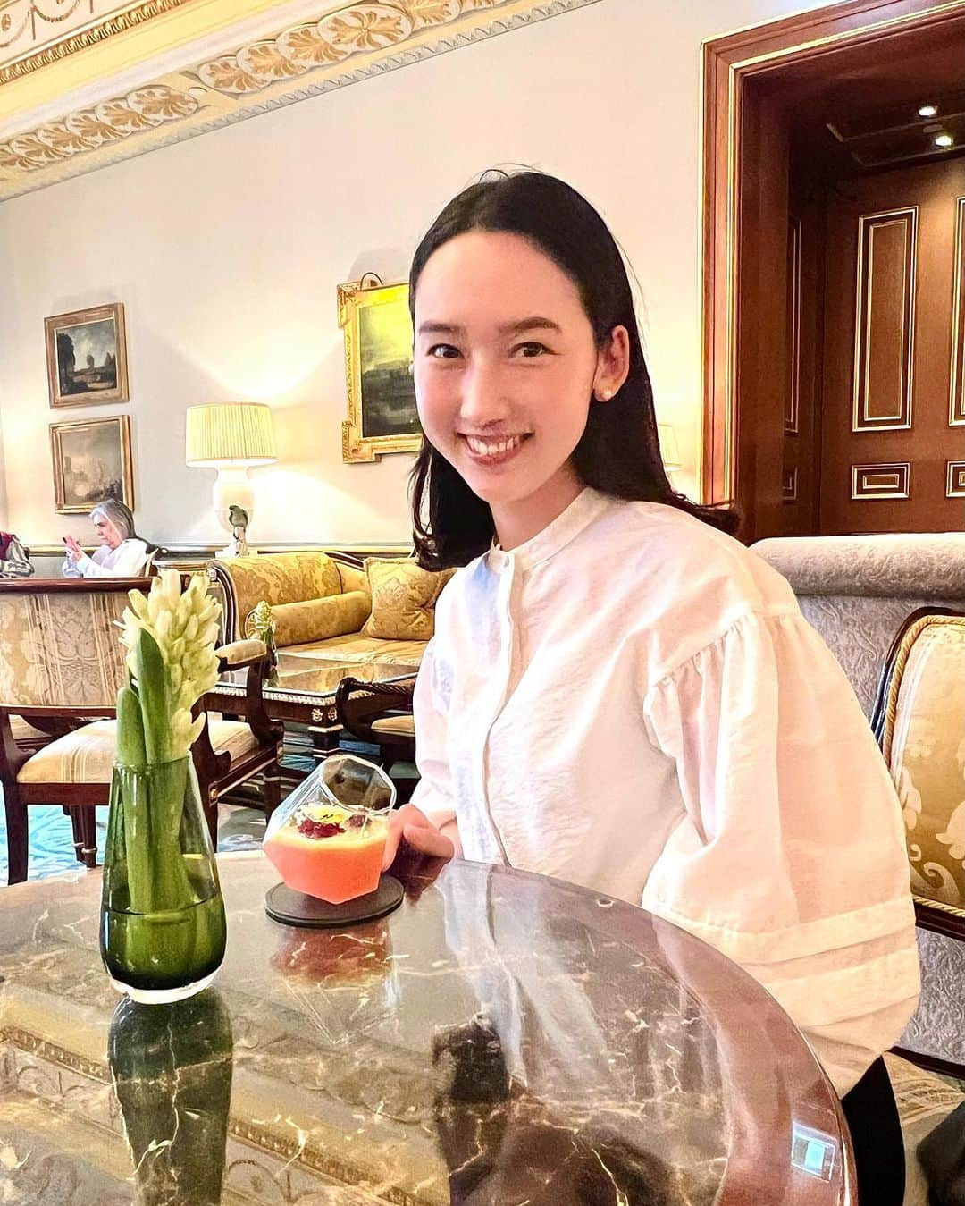 松原汐織のインスタグラム：「Reunion cream tea at The Withdrawing room @the_lanesborough 🌹 It’s one of the signature mocktails “Belgravia Bloom”. ・ ・ ロンドンに来ていた @kaorisasaki_official とThe Lanesboroughでクリームティー☕️ 香利とは中高大の同級生なので、昔話〜近況報告と盛り上がって楽しい時間でした！  The Lanesboroughはモクテルが凄く美味しくて◎(カクテルもさぞ美味しいんだろうなぁ〜と♡) アフタヌーンティーは重いけれど、素敵なホテルで過ごしたい！って時に、クリームティー(スコーンと紅茶)＋カクテルorモクテルのセットが丁度良いですね。  夫が娘を見ていてくれていたのですが、父娘で楽しく過ごしていた様で♡ こういう時間も家族にとって必要なんだな、と思ったのでした👶🏻💕  ー #newbaby #babygirl #lovemyfam  #london #thisislondon #londonlife #mum #mumofagirl  #thelanesborough #hydepark #mayfair  #creamtea #mocktails  #londonfoodie #londonfood  #ロンドングルメ #クリームティー  #ロンドン #ロンドン生活 #ロンドン在住  #shioriinlondon2023  ー」