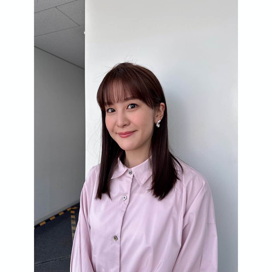 林美桜のインスタグラム：「. 最近の#ワイドスクランブル の衣装です☺️ 1.2 ブラウス @its_international_official_ スカート @m_maglie_le_cassetto_official アクセサリー @jouete official 3.4 トップス・スカート @estnation_womens アクセサリー @jouete official 5.6 ジャケット @liesse_official ニット・スカート @tiara_melrose アクセサリー @star_jewelry_girl 7.8 @estnation_womens アクセサリー @star_jewelry_girl 9.10 ジレ・パンツ・ブラウス @liesse_official アクセサリー @ete_official」