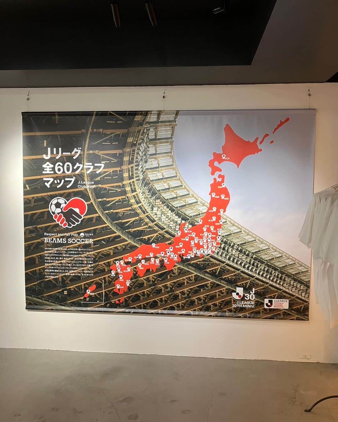 設楽洋さんのインスタグラム写真 - (設楽洋Instagram)「日本の魅力を発信するBEAMS JAPAN…🗻☀️ サッカー文化を盛り上げるプロジェクト「BEAMS SOCCER」を始動しました❣️ 第一弾は日本にサッカー文化を根付かせたＪリーグとのコラボレーション😃⚽️ 新宿のBEAMS JAPANの5階には「Ｊリーグマニアの部屋」が登場。Ｊリーグ30年の歴史を振り返る貴重映像を放映‼️また、初期のお宝から、1993年、1994年のフルマッチのVHSテープ約500本を展示しています。ご来店お待ちしています😊👍 @beams_japan @beamssoccer @jleaguejp」4月30日 18時02分 - taracyan3