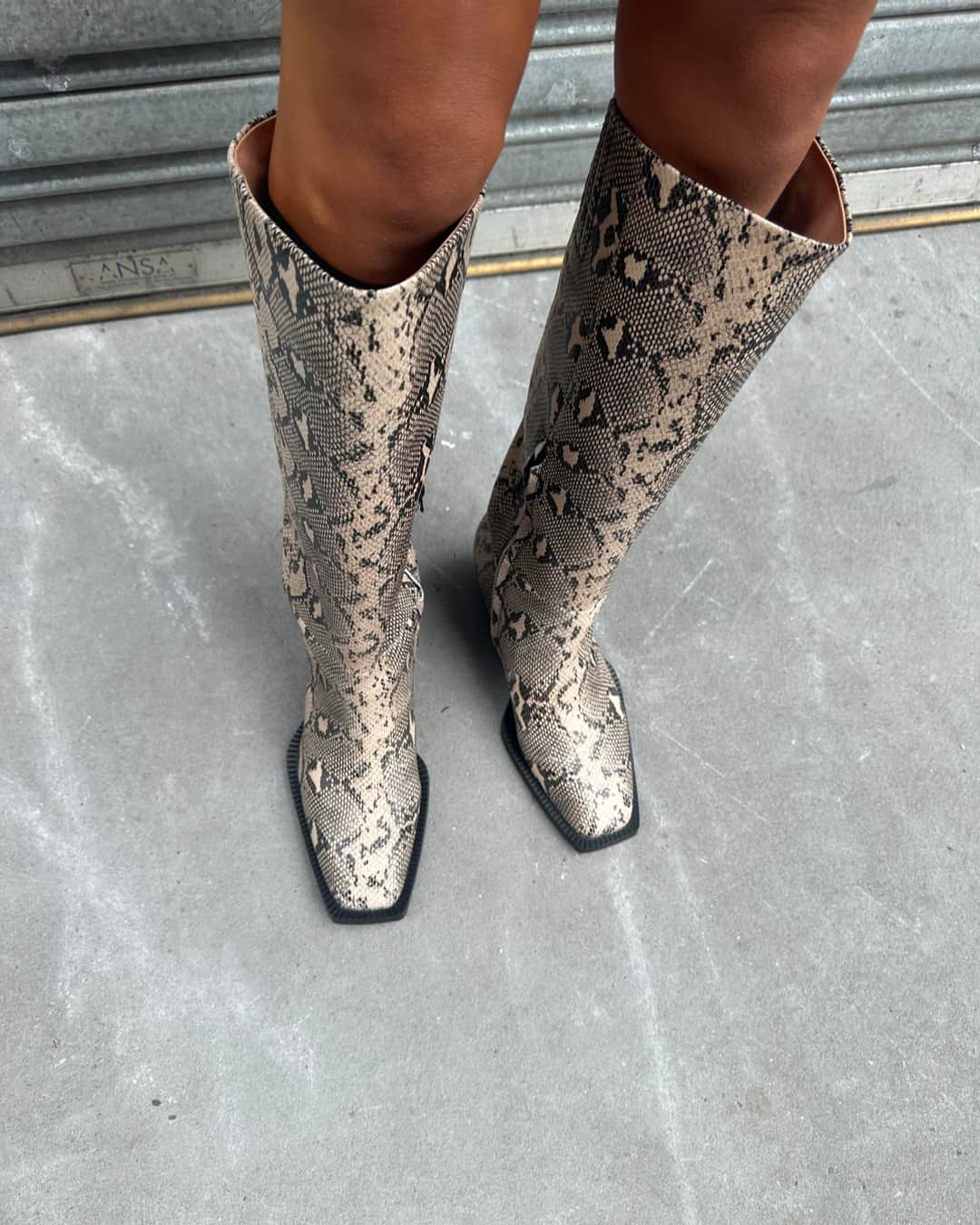 のインスタグラム：「Introducing BEC+BRIDGE X ALIAS MAE.​​​​​​​​​ The Peya Mid Calf Boot is a western style boot made from python embossed cow leather. This style features a square toe design, block heel and side zip. Available in black.  #becandbridge #aliasmae #embody #newarrivals」