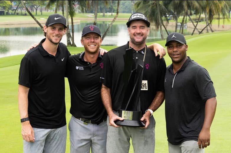 バッバ・ワトソンのインスタグラム：「I’m extremely proud of these boys! This will be a moment I never forget and this team is everything! What a great 2 week with the boys also Congrats to @talorgooch on winning back to back! 🥳🐐 #GolfersOnATeam #goatgang #RangeGoatsGC #livgolfsingapore」