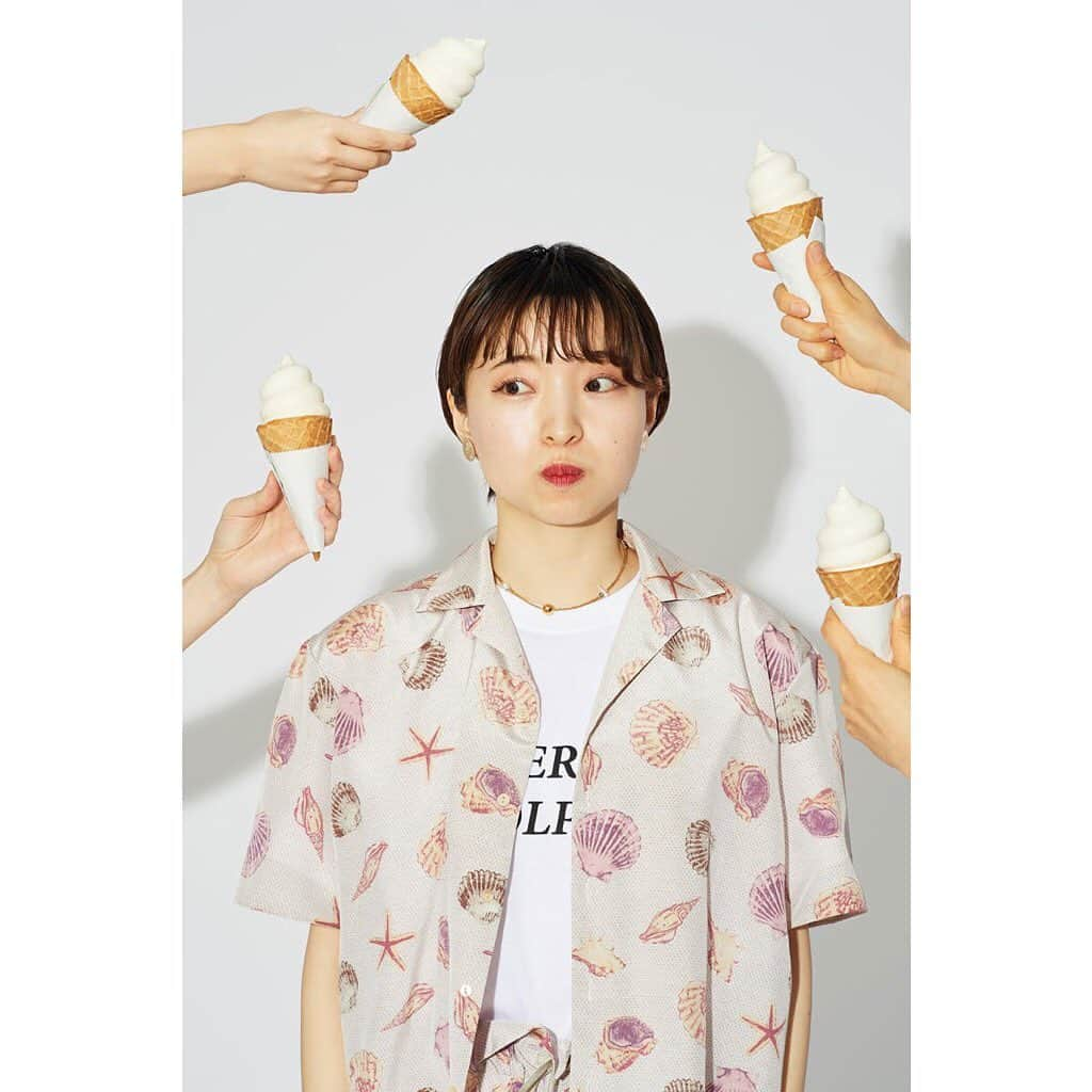 iami_official_instagramのインスタグラム：「. ⁡ 𝗜𝗔𝗠𝗜 𝗜𝗡 𝗙𝗔𝗖𝗧 𝟮𝟬𝟮𝟯 𝗦𝗨𝗠𝗠𝗘𝗥🍦” ⁡ GWみなさまいかがお過ごしですか？ アイアムアイの夏のアイテムが ぞくぞくお店に登場しています！ ⁡ 夏のイベントやお出かけに向けて お洋服を考えるとワクワクします〜 ⁡ ___________________________________ ⁡ ⁡ 今年の夏のオリジナル柄は【SHELL DOT】 砂浜に見立てたピンドットの上に 色々な貝殻を散りばめました ⁡ Open collar shirt ¥17,600 Shell frill skirt ¥19,800 Waist frill pants ¥19,800 ⁡ #iamiinfact #bauenz #ソフトクリーム」