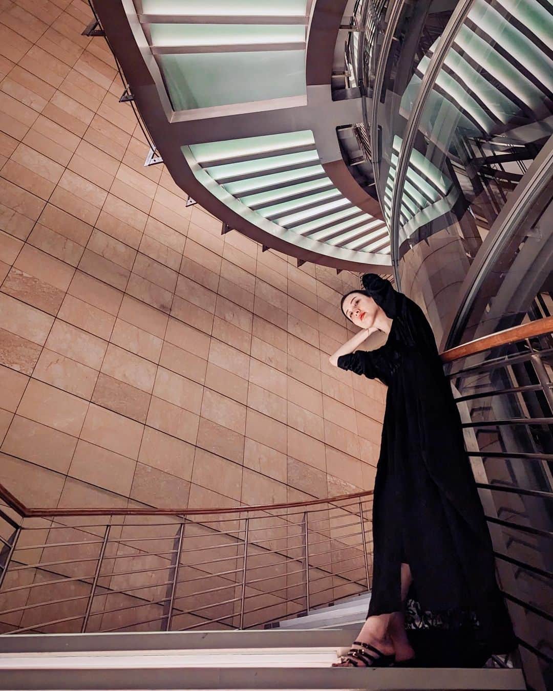 前田紀至子さんのインスタグラム写真 - (前田紀至子Instagram)「先日のセルジオ ロッシはこの日におろすと決めていました。だって、ぴったりじゃないですか？私たちがよく知るこの階段と。  そんな訳で、先日珍しく（というか実はこのメンバーで初めてでは？）由布子さんや由起ちゃんとディナーで集合。  20周年記念のスペシャルなメニューにお招きいただき、基本サクッと集合&解散派の私たちには珍しいくらい大盛り上がりした夜。  お酒が強い二人がボランジェのフリーフローを満喫しているのを見て最高の気分になりながら、 チャイナルームの絶品コースをいただきました。 やっぱり私は味、雰囲気、ポーション、総合的にチャイナルームが大好きです。 あとは人生で1回くらい北京ダックを3本くらい食べてみたいな…  個人的には柔らかなオレンジ寄りのルージュがこの日の夜にぴったりだったと満足。 ルージュは @shuuemura でした。  #grandloves2023#chinaroom#ラリーニュロペ#sergiorossi#セルジオロッシ」4月30日 17時55分 - ki45m