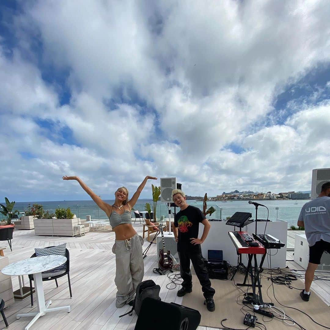 Mali-Koa Hoodさんのインスタグラム写真 - (Mali-Koa HoodInstagram)「IBIZA !!!! Feel like I just escaped the song commune and I wanna go back to all my favourite friends. Ta @virginrecordsde @ultrapublishing for the opportunity to write by a pool w a cigarette in tow (it’s a hard life). And to @ibizabay for having us perform on ur rooftop for @helixrecs xxxxx I am going to sleep for a while now ❤️‍🔥❤️‍🔥❤️‍🔥」4月30日 17時56分 - malikoa