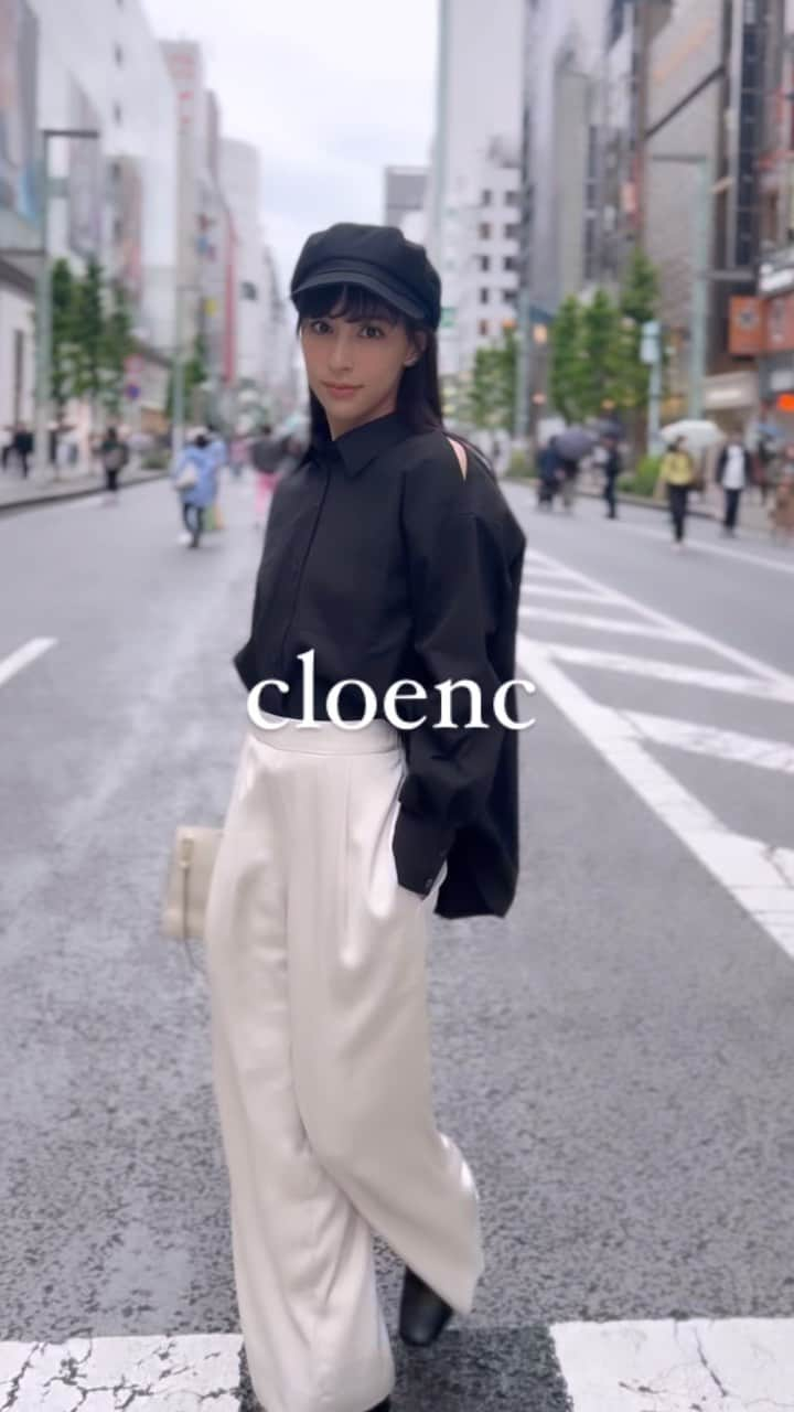 瀬戸晴加のインスタグラム：「今日は久しぶりのオフでお出かけ🤍📍 @cloenc_official の肩空きのシャツのブラックにしましたー！今日の気温にピッタリで、これ1枚でバッチリでした🤭❤️ GWキャンペーンで今日の日付けいっぱい30%OFFクーポン出ているので皆様この機会を是非ご活用くださいっ❤️  #cloenc #cloenc_official #クロエンス #cloencコーデ#cloenc2023ssオフィスコーデ #オフィスカジュアル #オトナカジュアル #大人カジュアル #大人スタイル #大人コーデ #大人コーディネート #モノトーンコーデ #カジュアルスタイル#着回しコーデ#着まわしコーデ#着回し#着こなし #カーゴパンツ #大人のカーゴパンツ #パンツコーデ #カーゴコーデ」