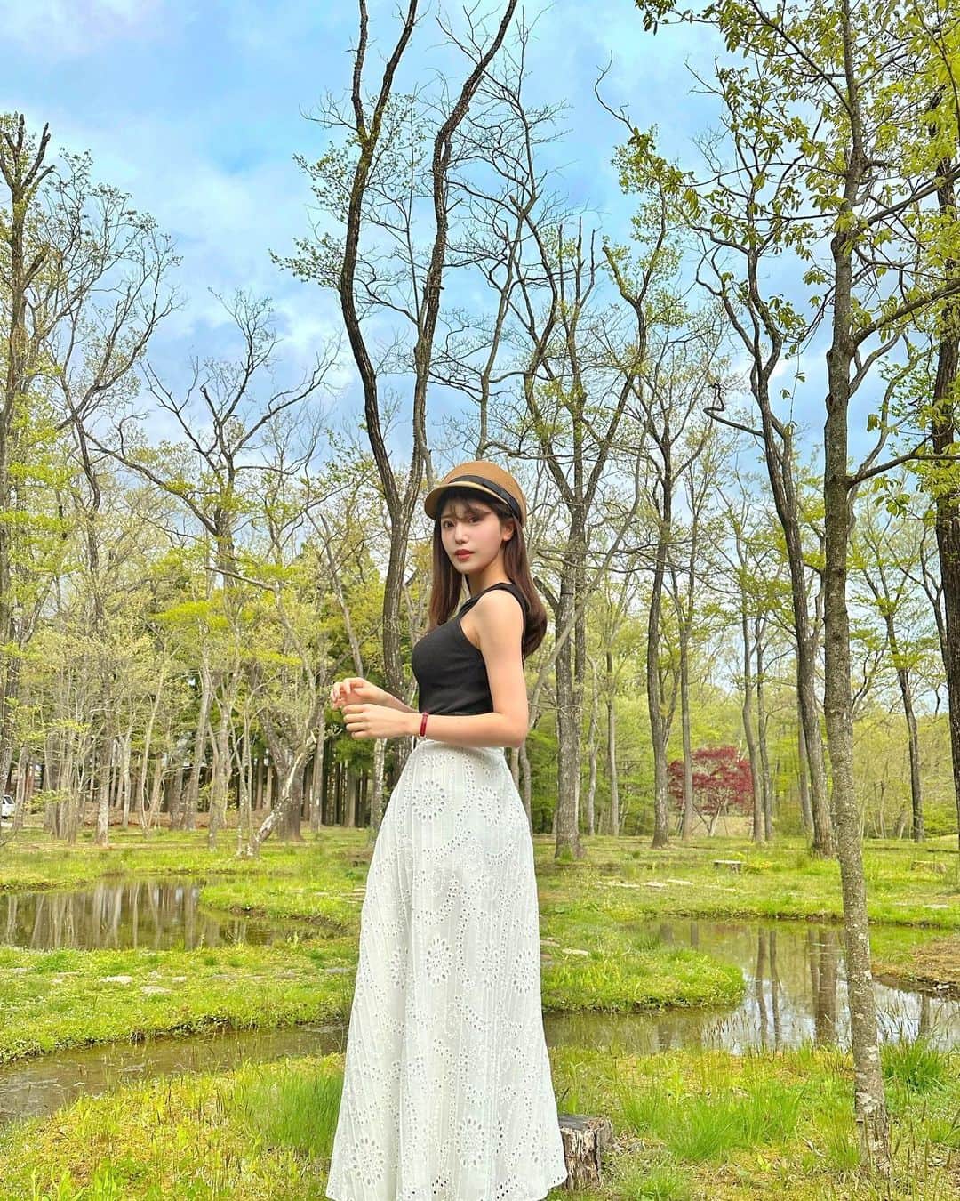 のインスタグラム：「幻想的なお庭…🍀🌼  アート・ビオトープ那須  敷地内にある、アートと自然が織り成すボタニカルガーデン・水庭を散策🥰 東京からたった1時間とは思えない🥺  GWらしい1日を満喫できました🙈  トップス　@snidel_official  スカート @zara  アウター　@armaniexchange  サンダル @ysl  バッグ @stellamccartney   #アートビオトープ #アートビオトープ那須 #那須高原  #那須観光 #旅行」