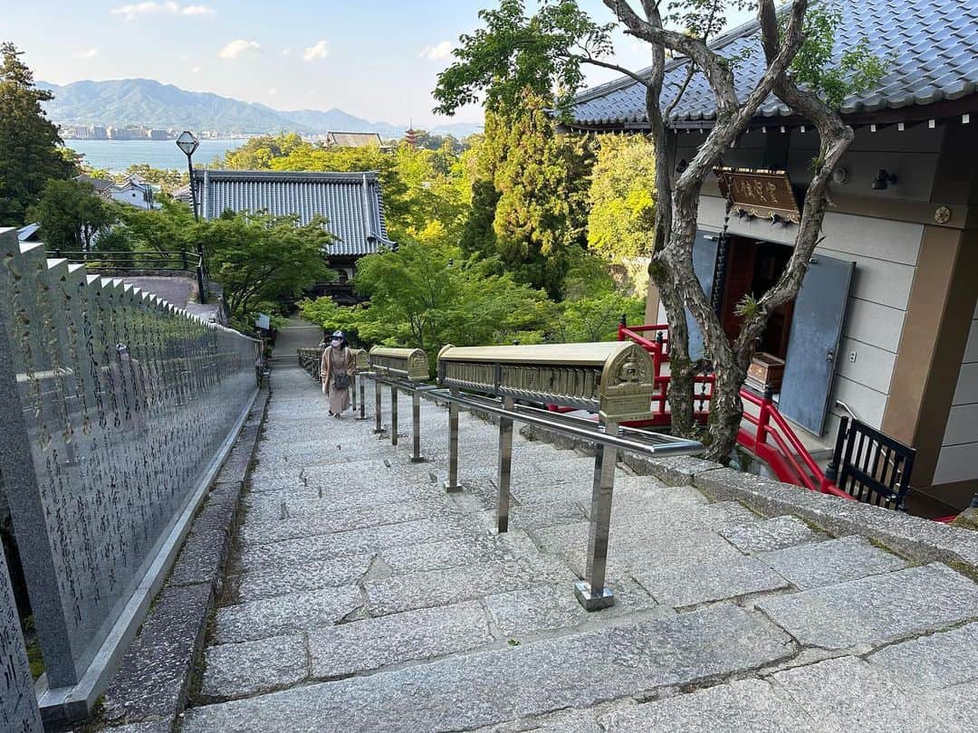 優希美青さんのインスタグラム写真 - (優希美青Instagram)「潮が引いていたので #厳島神社 の #大鳥居 の近くまで行くことができました！  初めての宮島で貴重な経験ができて嬉しかったです✨  5枚目はもう夜になって閉まっていたのですが、#あなご飯上野 前にて📸 コナン君が実際に行っているお店を見つけるのが大変でしたがここだけはちゃんとわかりました！  6枚目は #大聖院 の階段にてコナン君と同じ場所に立てました！！ どこにいるかわかるかな💦  7枚目もどこにいるか分かるかなって感じになってしまったのですが、厳島神社の境内にてコナン君が立っていた場所です！  #広島 #宮島 #名探偵コナン #594話 #広島宮島七不思議ツアー（宮島編）」4月30日 17時59分 - mio_yuki