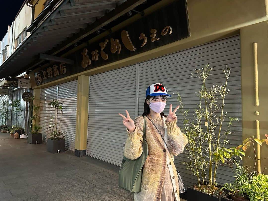 優希美青さんのインスタグラム写真 - (優希美青Instagram)「潮が引いていたので #厳島神社 の #大鳥居 の近くまで行くことができました！  初めての宮島で貴重な経験ができて嬉しかったです✨  5枚目はもう夜になって閉まっていたのですが、#あなご飯上野 前にて📸 コナン君が実際に行っているお店を見つけるのが大変でしたがここだけはちゃんとわかりました！  6枚目は #大聖院 の階段にてコナン君と同じ場所に立てました！！ どこにいるかわかるかな💦  7枚目もどこにいるか分かるかなって感じになってしまったのですが、厳島神社の境内にてコナン君が立っていた場所です！  #広島 #宮島 #名探偵コナン #594話 #広島宮島七不思議ツアー（宮島編）」4月30日 17時59分 - mio_yuki