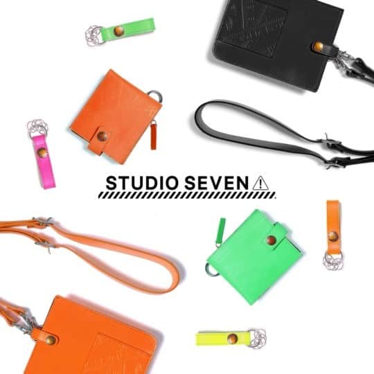 のインスタグラム：「～5/8(月)12:00までの期間、 STUDIO SEVEN ONLINE STOREにて レザーバッグや革小物の 先行予約販売を行っております👜  ネオンカラーが映える CAUTION LOGOをモチーフとした　 STUDIO SEVENらしいデザインを是非ご覧下さい🌈👋  ■STUDIO SEVEN NAKAMEGUROにて 商品の展示を実施中。 #studioseven」