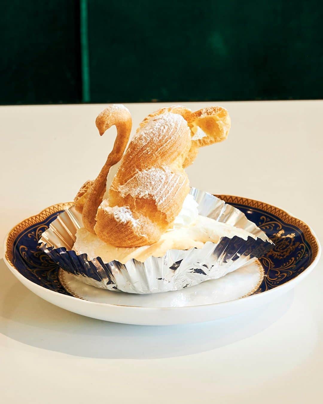 Hanako公式さんのインスタグラム写真 - (Hanako公式Instagram)「【発売中】Hanako「喫茶店に恋して。」から、「今、いっておきたい、文化遺産的喫茶29。」素敵なレトロ空間の喫茶店をご紹介。  📍〈欧風菓子 白鳥 〉 できたてのケーキを食べながら、地元の空気をゆっくり感じる。  喫茶室のある洋菓子店として1966年に創業。地元の人を中心にオープンからにぎわいをみせる店内は、初代店主が好きだった緑色がちりばめられ、深緑のシートと壁のタイルのコントラストに惚れ惚れするファンも多い。 ■東京都板橋区弥生町31-15　 ■10：00～20：00（喫茶～19：00LO）　 ■水休　 ■30席  1.深緑のシートと壁のタイルは創業時から変わらず。白樺の絵は、初代店主の友人の作品。  2.店名物「スワンシュー」300円。  3.3階の工場で作られたできたてのケーキは、全て無添加。 4.ケーキや洋菓子の販売をしている1階。床タイルにも注目。  【Hanako1220号_「喫茶店に恋して」】 #Hanako #Hanako_magazine #コーヒーのある暮らし #コーヒーのある時間 #おうちコーヒー #自家焙煎 #喫茶店巡り #喫茶室#おうち喫茶 #喫茶店ランチ #喫茶店好き #お茶好き #純喫茶巡り#レトロ喫茶店 #喫茶店に恋して」4月30日 18時00分 - hanako_magazine