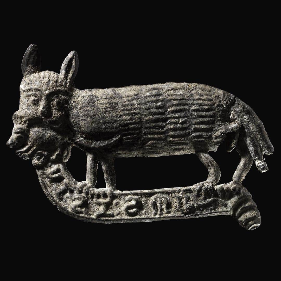 大英博物館のインスタグラム：「Behold the mouse! 🐁🐈  Cats have been bringing their owners presents for centuries – the text on this Medieval badge reads ‘Yi Sis Mus’ which means ‘Behold the mouse’ in modern English!  🔎 Medieval badge of a cat. Lead alloy, London, around 400–1500 AD.   #BritishMuseum #Medieval #Cats」