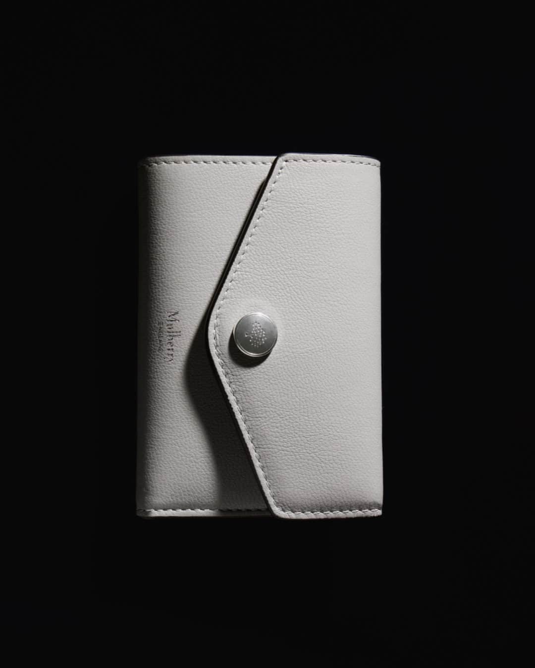 マルベリーさんのインスタグラム写真 - (マルベリーInstagram)「The perfect everyday companion: our pragmatic Folded Multi-Card Wallet in elegant Pale Grey leather.  #MulberryEngland」4月30日 18時00分 - mulberryengland