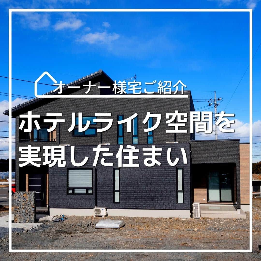 のインスタグラム：「「ホテルライク空間を実現した住まい　VOL.1」  スタイリッシュな外観は屋根や窓がアクセント。 シックな色合いでコーディネートした広々としたLDKは上質な雰囲気となりました。 ホテルライクな空間をご堪能ください。  【プレゼントキャンペーンについてのお知らせ】 偽のなりすましアカウントによる、フォローやDM等による当選連絡等が発生しております。  正しいアカウントは @tamahome_official となります。  上記以外のアカウントからによる連絡への返信、URLのクリック、個人情報の入力等は絶対に行わないようにご注意ください。何卒よろしくお願い申し上げます。  ー  ---フェア開催のお知らせ---- ＼「予約来場」で“QUOカード10,000円分”を進呈！／ 🏡『ハッピーホーム・フェア』開催 開催期間：5月3日(水･祝)～5月7日(日)  “良コスパ”のモデルハウスをご体感いただけます。 事前来場予約はコチラから! https://customer.tamahome.jp/reservation_ig/  フェアに関する詳細はプロフィールにあるURL、公式HPからもご覧いただけます。 ‐‐‐‐‐‐‐‐‐‐‐‐‐‐‐‐‐‐‐‐‐‐‐‐‐‐ 🏡”タマホーム”で検索🏡 公式HP⇒www.tamahome.jp ‐‐‐‐‐‐‐‐‐‐‐‐‐‐‐‐‐‐‐‐‐‐‐‐‐‐  #施工実例 #リビング #LDK #外観 #玄関 #ホテルライク #ホテルライクな家 #家事動線 #洋和室 #タマホーム #施工事例 #新築 #新築戸建て #住宅 #家 #マイホーム #注文住宅 #自由設計 #モデルハウス見学 #住宅相談 #間取り相談 #住宅ローン #資金計画 #家づくり #マイホーム計画 #上質な暮らし #空間デザイン #空間設計」