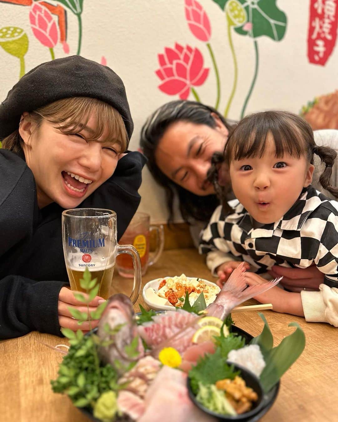 のインスタグラム：「・ 久しぶりに家族で上野👨‍👩‍👧 子連れウエルカム〜とのことで アメ横に新しくできた〝山賊海賊″さんへ🫶 @sannzoku_kaizoku  自分で潰して食べる 『めんどくさいポテトサラダ』（←メニュー名です。笑） を作るのに必死な娘を眺めながら 母は一杯やらせていただきました😏🍻  『秘伝のタレを使ったイカ焼き』は 2人で取り合い👧👨笑  大人も子供も楽しめる メニューがたくさんあって また遊びにきたいお店リストに🤭  この投稿を見た方限定で イカ焼きを注文すると アメ横焼き（📸:6枚目）を プレゼントしてもらえるみたいなので ぜひスタッフさんに伝えてみてください🫶  #3歳#3歳11ヶ月#子供のいる生活#女の子ママ#小夏のいる生活#山賊海賊#上野グルメ#PR」