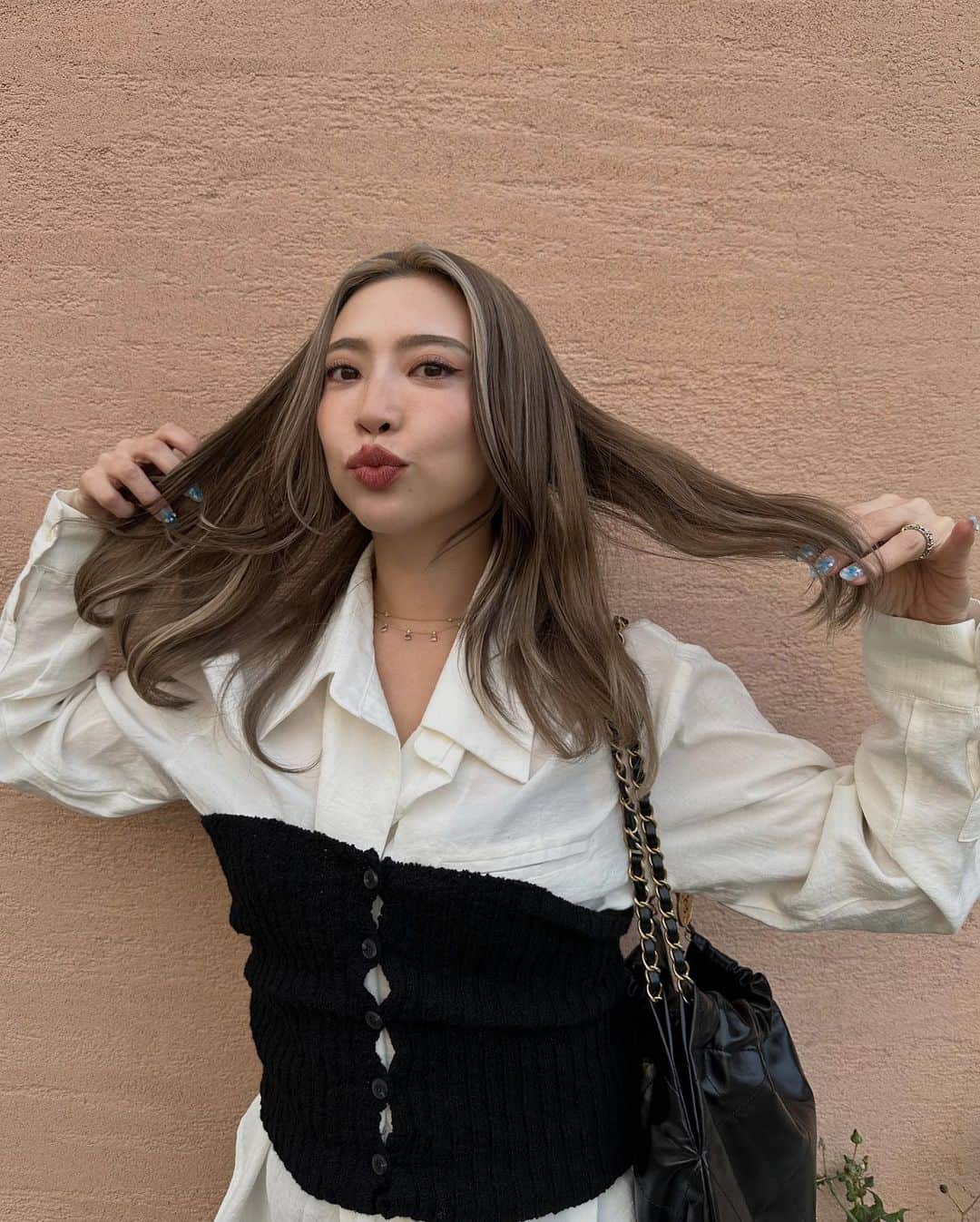 植野有砂のインスタグラム：「Personalized hair care 🕊️💕 @mqure.official 自分に合ったヘアケアが届く、MQURE for U の診断サービスが4月に開始されたよ！ オンラインで13問の質問に答えると自分に合ったヘアケアプロダクトを選んでくれる🫣 髪や生活習慣などを診断すると、なんと35万通りの開発実績から厳選した最適なヘアケア処方を提供してくれるんだって！香りも5種類から選べるよ🌷 届いたらまずは手紙が同封されててびっくり💌 使い心地もさすがパーソナライズされてるだけあって実際に使ってみても私のヘア悩みを助けてくれる洗い上がりで香りも最高😙 あとパッケージがたまたま私の好きなピンクだったのも嬉しい！笑 ぜひみんなも診断して使ってみてね💕 マツキヨ・ココカラのオンラインストアから購入できるよ✨  #MQURE　#美髪ケア　#頭皮ケア　#エムキュア　#ヘアケア　#シャンプー  #ad」