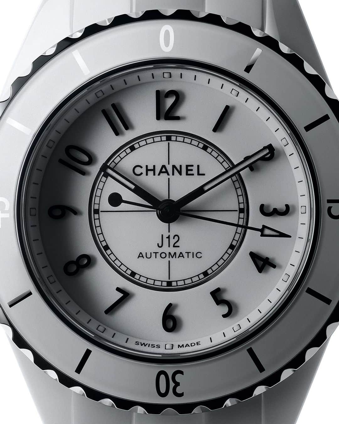 のインスタグラム：「J12. Style in motion. Created in 2000 with an absolute sense of line, the J12 embodies the CHANEL allure. Discover the icon of 21st-century watchmaking.  Learn more on chanel.com. Link in bio  #J12 #CHANELWatches #ItsAllAboutSeconds」