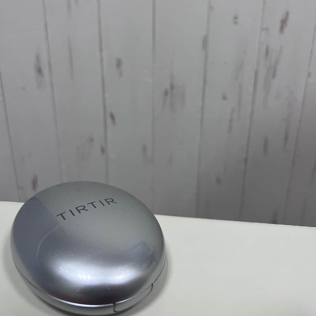 えりっこのインスタグラム：「【TIRTIR newファンデ🤍】  今日のフリマでも、 先日のリール投稿でも、ファンデはどこの使っていますか？と、たくさん質問いただきました🥺 ありがとうございます💓 　 @tirtir_jp  マスクフィットファンデーションの新作を使用しております✨  一時期手に入らなかったのですが、やっと街でも見かけるようになってきました✨  「肌艶いいねぇ」 と言われるのは、たいていこのクッションファンデをつけているとき。😂🫶🏼  #tirtirファンデ　#ママメイク #sponsored #TIRTIR #マスクフィットオーラクッション」