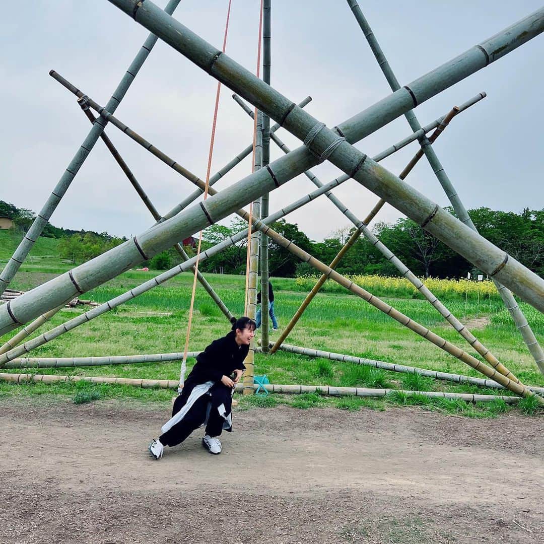 小西真奈美さんのインスタグラム写真 - (小西真奈美Instagram)「遊ぶように学べて、 (滑り台とブランコは完全に遊んでますが😂) 五感をフルに使えて、 とっても素晴らしい場所でした。  皆さんも、どうぞ素敵なゴールデン＆グリーンなウィークをお過ごしください😊🍀  #GW #農 #食 #自然 #アート #KURKKUFIELDS」4月30日 18時04分 - manami.official