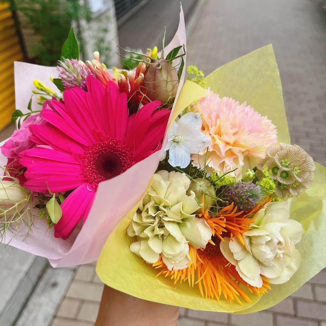 tokuのインスタグラム：「近所のお花屋さんの前を通ったら、閉店間際でお花もらっちゃった💐 ありがとうございます♪」