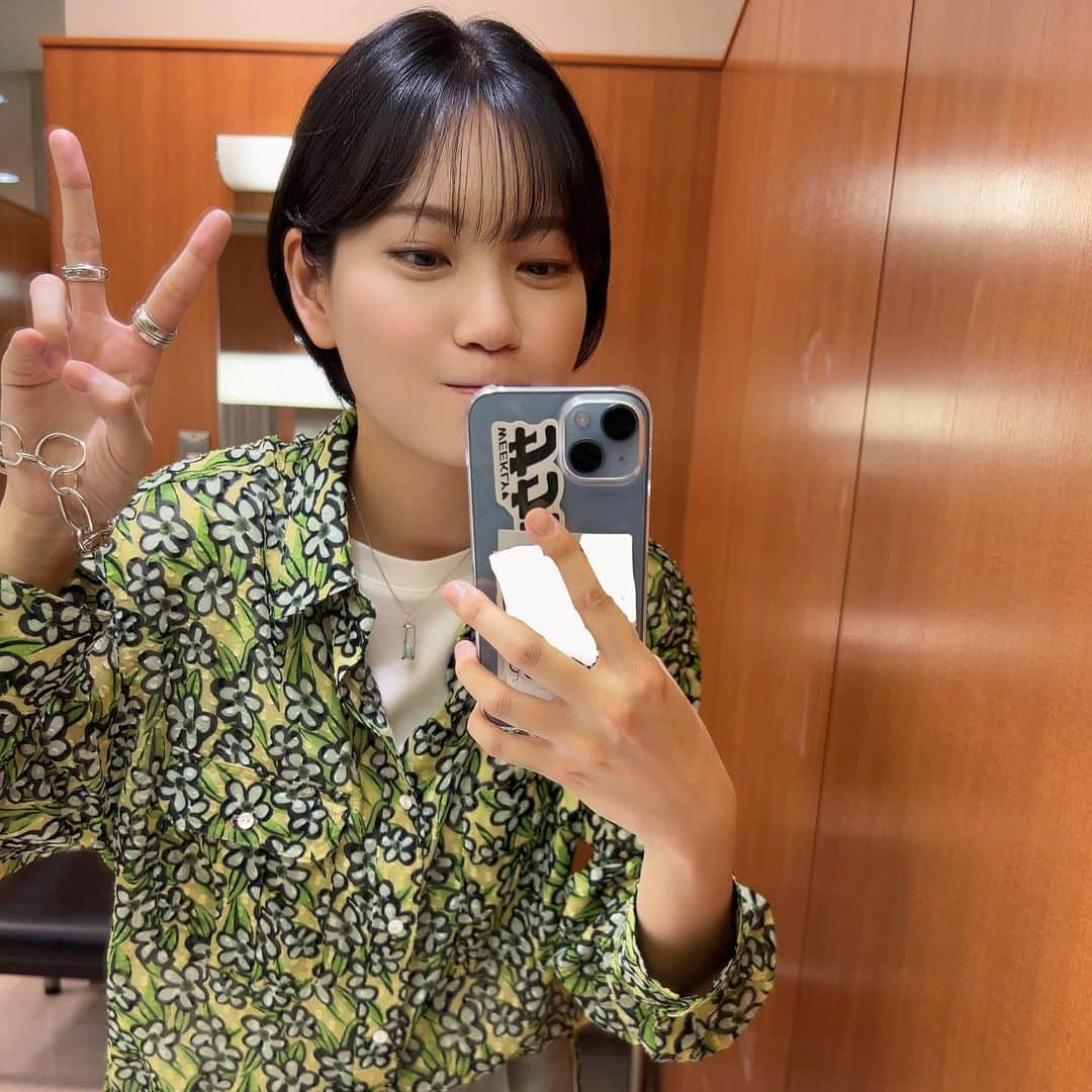 リチさんのインスタグラム写真 - (リチInstagram)「#アッコにおまかせ ！ ありがとうございました✌️🤍  初めてのスタジオ生出演！ 緊張したけどたのしかった😂😂 大好きな番組に出演できて嬉しすぎました！！ ありがとうございます！！  クロちゃんもサプライズVTRありがとう！！  🧵🪡👖🧢💍  スタイリスト: @hiroakiyama さん  ■シャツ　@apupil_official ■インナー　@wrapinknot_official ■ボトム　@yonloksan ■シューズ　@converse_jp ■リング　@front_11201 ■ブレスレット　@20_80_jpn   #TBS」4月30日 18時07分 - richi_bousho