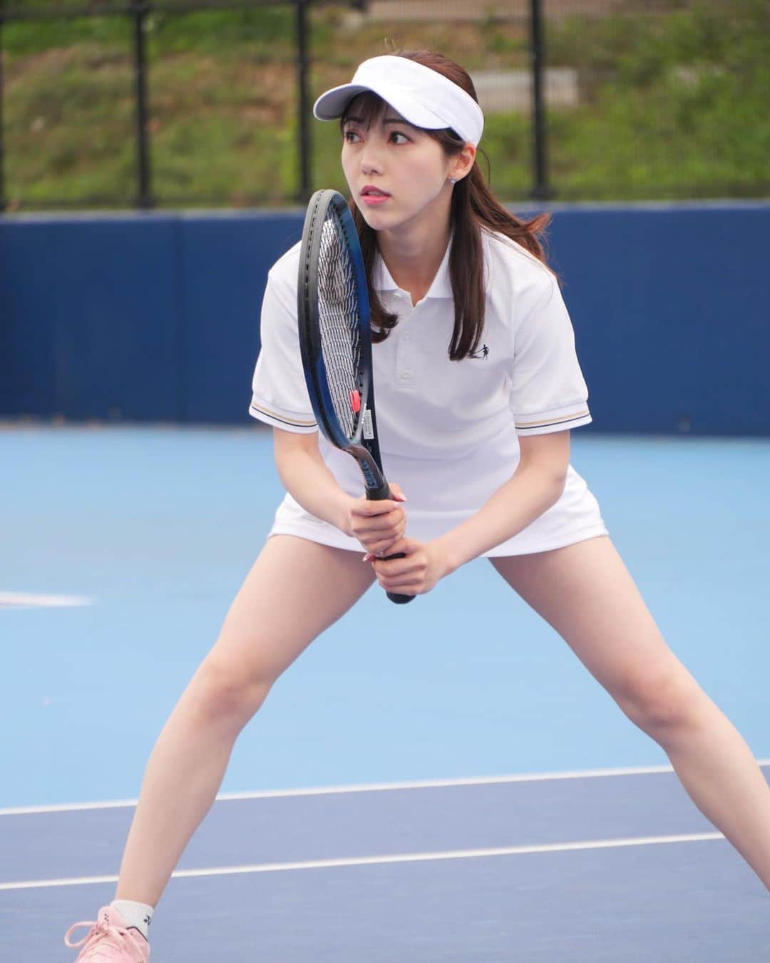 川又智菜美のインスタグラム：「Ready to play🎾 ⁡ こうやって構えてる時は 意識的にスタンス広くして頑張ってます…！！ ⁡ ラリーが続くといつの間にか狭くなってることも🥲 プロの方の試合みてるとずーっと広くて ダブルスで並行陣の時にペアで綺麗にシンクロして スプリットステップ踏んでて私もせめて スタンスとステップくらいは意識して頑張ろう！！って思います。 ⁡ 皆さんGWはテニスしますか？☺️ ⁡ #テニス #テニス女子 #tennis」