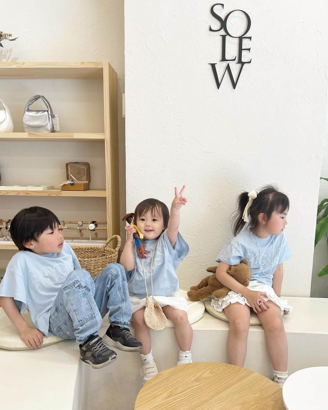 mariomi324のインスタグラム：「可愛いカフェ☕️🍰💕 ⭐︎ ご機嫌のおチビちゃん🥰 珍しくニコニコピース✌️かわいすぎる🥹やっぱり天使なんか？🥹 ⭐︎ 最後の写真は、妹にひなたをとられて不貞腐れてる姉👧🏻とはしゃぐ🧒🏻👦🏻😂😂😂 ✳︎ ✳︎ ✳︎ ✳︎ #5歳 #2歳6ヶ月 #女の子ママ #姉妹ママ #姉妹 #キッズコーデ #キッズファッション #姉妹コーデ #姉妹リンクコーデ #姉妹お揃い #リンクコーデ #今日のコーデ #ootd #outfit #子供服  #kidsfashion #kidstagram #instakids #kidsphotography #sisters  #新宿御苑前カフェ #solewjapan #韓国カフェ #東京カフェ巡り#カフェスタグラム #cafestagram」