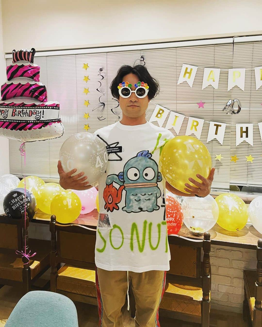 笠原秀幸さんのインスタグラム写真 - (笠原秀幸Instagram)「40歳になれました！🎂  いつも支えてくれている家族と、いつも助けてくれる優しい友達たちを大切にして  お世話になっている人たちに感謝し、お力をお借りして  応援してくれている人の心に届く何かを、日々作っていきたいと思います！  40歳は、やれる事を増やして、それを太く強くして、生きていきます！  誰かが見てくれているかもしれないけど。その前も、その後も、自分が自分を見ているので、しっかりやります！  何かで惑う事があれば、この投稿に戻って、立ち向かおうと決めました！  いつも、ありがとうございます☺︎☺︎  これからも宜しくお願いします！  #40代コーデ」4月30日 18時18分 - kasahara_rarara