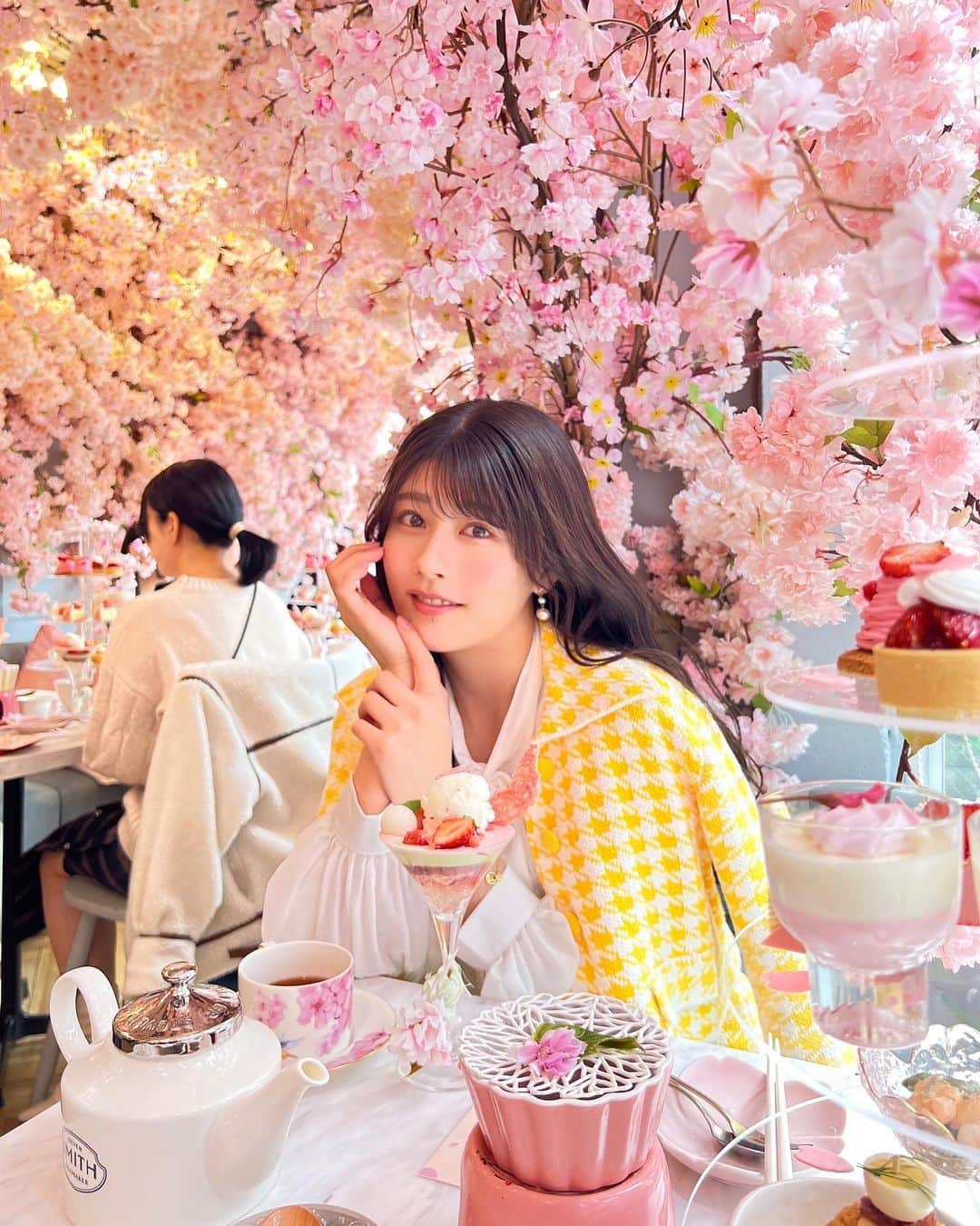 ちとせよしののインスタグラム：「約1年ぶりのHaute couture cafe🌸 久しぶりのアフタヌーンティー楽しかったぁ( ᵒ̴̷͈ ⌑ ᵒ̴̶̷͈ )  #hautecouturecafe #中目黒カフェ #アフタヌーンティー #セットアップ #zara」