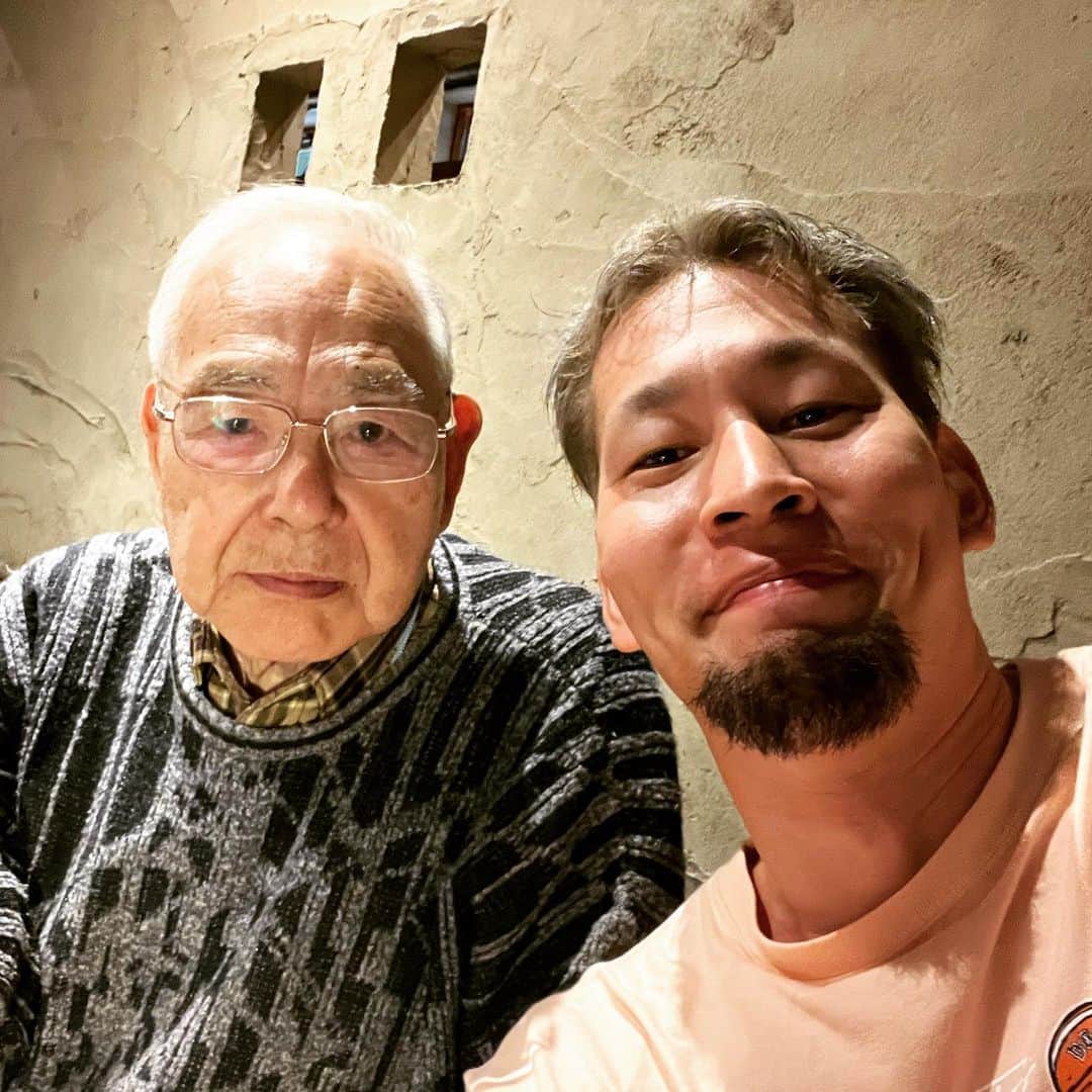 谷口大智のインスタグラム：「今週末は89歳のじーちゃんがわざわざ妹夫婦と見に来てくれてました😌  じーちゃんにいい所見せれて良かったよ😁  ばーちゃんも絶対喜んでくれてる！まだまだバスケする姿見せたいからさ、長生きしてね😊  わざわざ松江まで来てくれてありがとう😁  #dtのオフ」