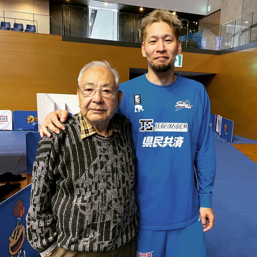 谷口大智さんのインスタグラム写真 - (谷口大智Instagram)「今週末は89歳のじーちゃんがわざわざ妹夫婦と見に来てくれてました😌  じーちゃんにいい所見せれて良かったよ😁  ばーちゃんも絶対喜んでくれてる！まだまだバスケする姿見せたいからさ、長生きしてね😊  わざわざ松江まで来てくれてありがとう😁  #dtのオフ」4月30日 18時21分 - daichi0055