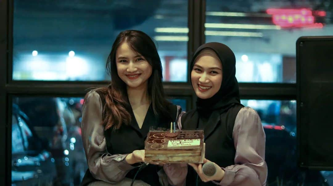 フリスカ・アナスタシア・ラクサニのインスタグラム：「Throwback bulan puasa kemarin, bukber sama bestie~」