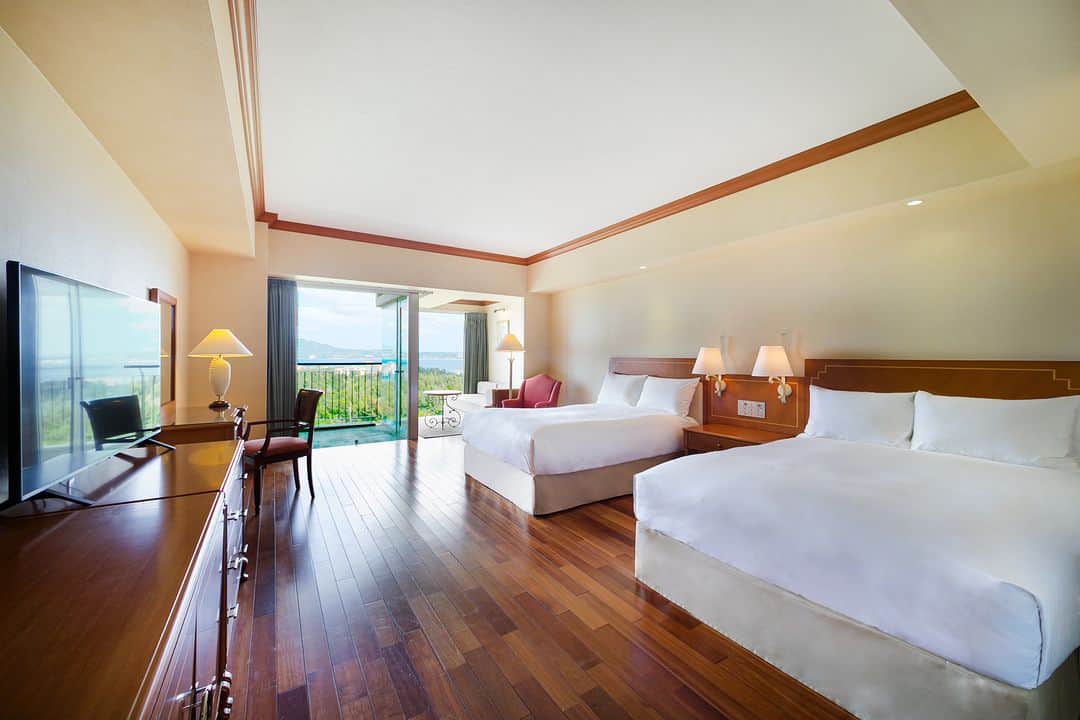 Okinawa Marriott Resort & Spa 【公式】さんのインスタグラム写真 - (Okinawa Marriott Resort & Spa 【公式】Instagram)「国内最大数のユニバーサルルームをご用意しています。  各階にユニバーサルルームを設置し、 さらに一部の部屋については バリアフリールーム仕様に。  引戸や手すりの設置、 各スイッチを低位置に配置し、 車椅子の出入りがスムーズに 行えるようなベッド配置など、 ご高齢の方や車椅子ご利用の方でも、 安心しておくつろぎいただけます。  お部屋について詳しくは、  @okinawa.oriental.hotel プロフィールから ウェブサイトをご確認ください。  Our hotel boasts the largest number of Universal Rooms for a hotel in Japan.  There are Universal Rooms on every floor and some of them are also Barrier Free.  Sliding doors and handrails are installed, light switches are placed in easy access positions, and beds and the writing table are arranged so that wheelchairs can enter and exit smoothly.  #ユニバーサルルーム #バリアフリーホテル  #車椅子で泊まれるホテル #ホテルバリアフリー  #車椅子対応ホテル #バリアフリー対応ホテル  #沖縄バリアフリーホテル #沖縄 #okinawa #やんばる #yanbaru  #沖縄旅行 #okinawatrip #沖縄観光 #名護  #沖縄大好き #家族旅 #女子旅  #女子旅行 #夫婦旅行 #記念日旅行  #沖縄ホテル #リゾートホテル  #オリエンタルホテル沖縄 #orientalhotelokinawa  #オリエンタルホテル #orientalhotel #ikyu_travel #その物語を美しく」4月30日 18時28分 - okinawa.oriental.hotel