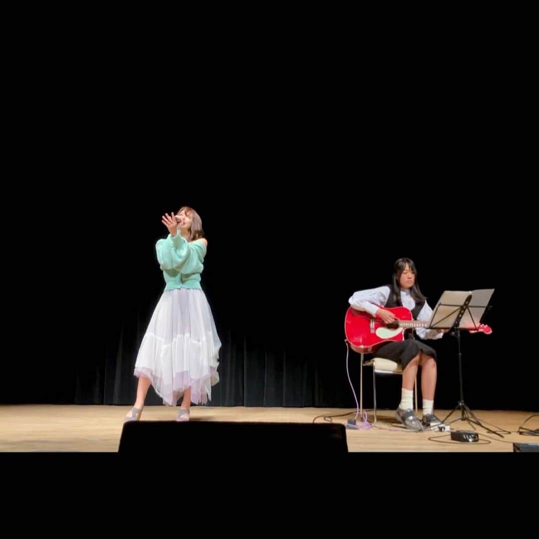 水上真理のインスタグラム：「土曜日は ライブでした🥰 . まうちゃんと ふたりだけのステージは とても久しぶり☺️✨ . やっぱり 安心する音色でした✨ . ちあきさんとのハモリも とても心地よかった✨ . 幸せな時間でした💕 . 来てくださった皆さま 本当にありがとうございます🙇‍♀️ . スタッフの皆さま 共演者の皆さま ステキなステージを ありがとうございました✨ . あさみちゃん なおちゃん ばーどちゃんも 来てくれたよ☺️✨ . いつもありがとぉ💕 . 次回のLIVEは5/3♡ . 楽しみです🥰 . #smile  #happy  #love  #live  #thanks  #ライブ」