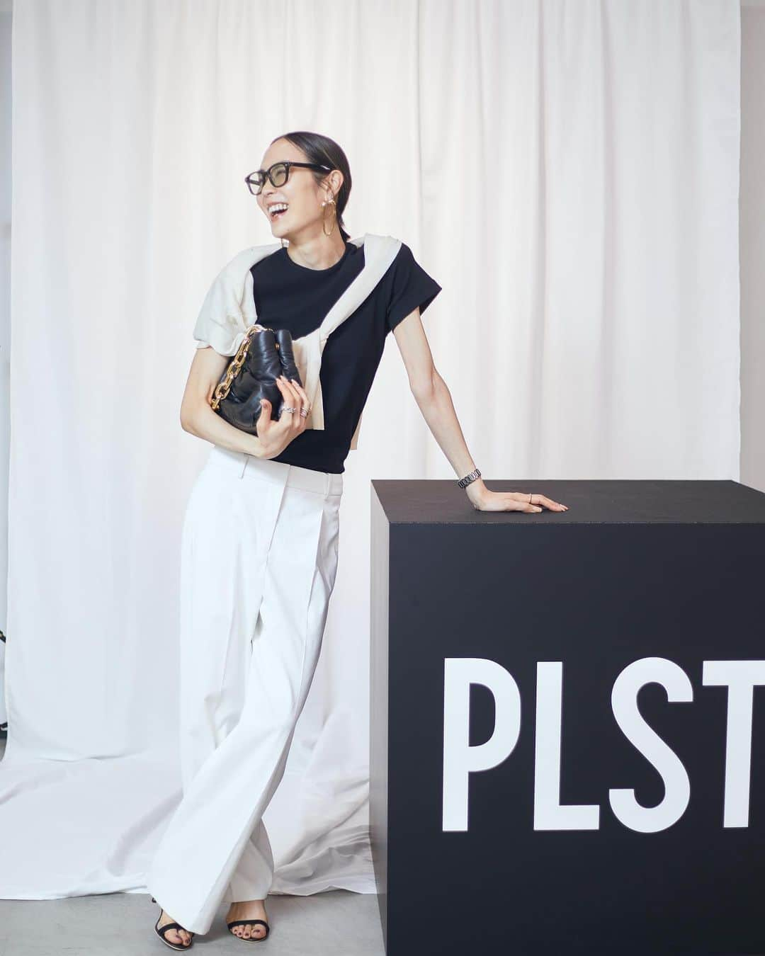 PLST（プラステ）さんのインスタグラム写真 - (PLST（プラステ）Instagram)「【My Best Pants】 売上累計130万本突破のスティックパンツを筆頭に、プラステ自慢の美脚パンツの中から、 人気インフルエンサー８人がベストパンツを厳選！ 厳選したパンツをポイントと共にご紹介✨  #01　 RISA（@__risa__32）さん　158cm / XSサイズ 🏷PLUS STYLE スティックパンツ（リネンブレンド）  ¥9,990（tax in）  「シルエットがきれいで、脚に柔らかくフィットしてくれる心地よい履き心地。 立ったり座ったりするのもラク。どんなトップスにも合わせやすく、オン/オフどちらも楽しめるパンツなのも魅力的！」  #02 Yuri Kobayashi（@lilyshandmade）さん　171cm / Mサイズ 🏷PLUS STYLE ワイドパンツ（リネンブレンド）（丈長め） ¥9,990（tax in）※5/7までの限定価格  「ワイドパンツで十分な丈感、ワイドながらもスッキリとしたシルエットがとても素敵！白なのに透けにくいのも嬉しいポイント」  #PLST #プラステ #プラステコーデ #カジュアル #きれいめカジュアル #夏コーデ #夏トレンド #23ss #きちんとしていたい時の毎日服 #美脚パンツ」4月30日 18時24分 - plst_official