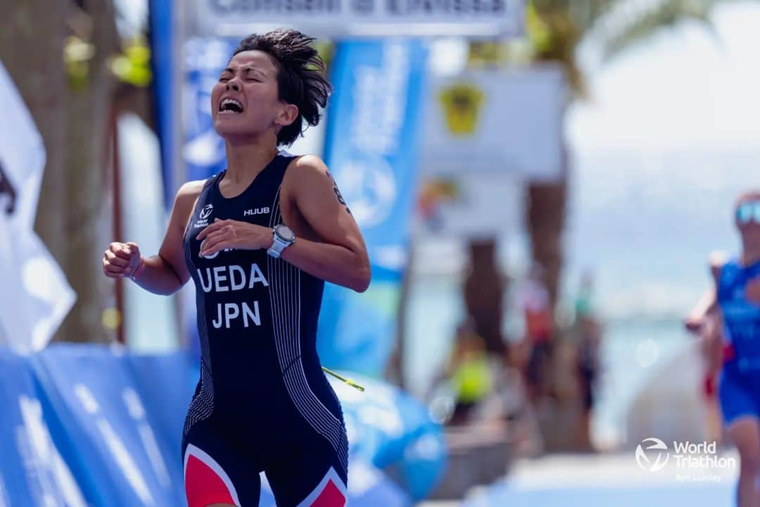 上田藍さんのインスタグラム写真 - (上田藍Instagram)「.  📷️@worldtriathlon   本日4/30(日)、更に開催されるデュアスロンのミックスリレーに出場します。 引き続き、応援パワーを宜しくお願いいたします。  現地時間🇪🇸15:45スタート (日本時間🇯🇵22:45スタート)となっております。  男女各1名でチームを結成し、第1ラン1.8km+バイク5km+第2ラン1.1kmの距離を、男→女→男→女の順で1人2回出走するフォーマットとなっています🏃🚲️🏃✨  リレーを組む金田選手と一緒にベストを尽くしてきます💪✨  #昨日に続きトップギアで！ #スピードに乗って駆け抜けます #振り絞ってきます🇪🇸 #トライアスロン #上田藍 #感謝🌿」4月30日 18時24分 - ai_love_tri