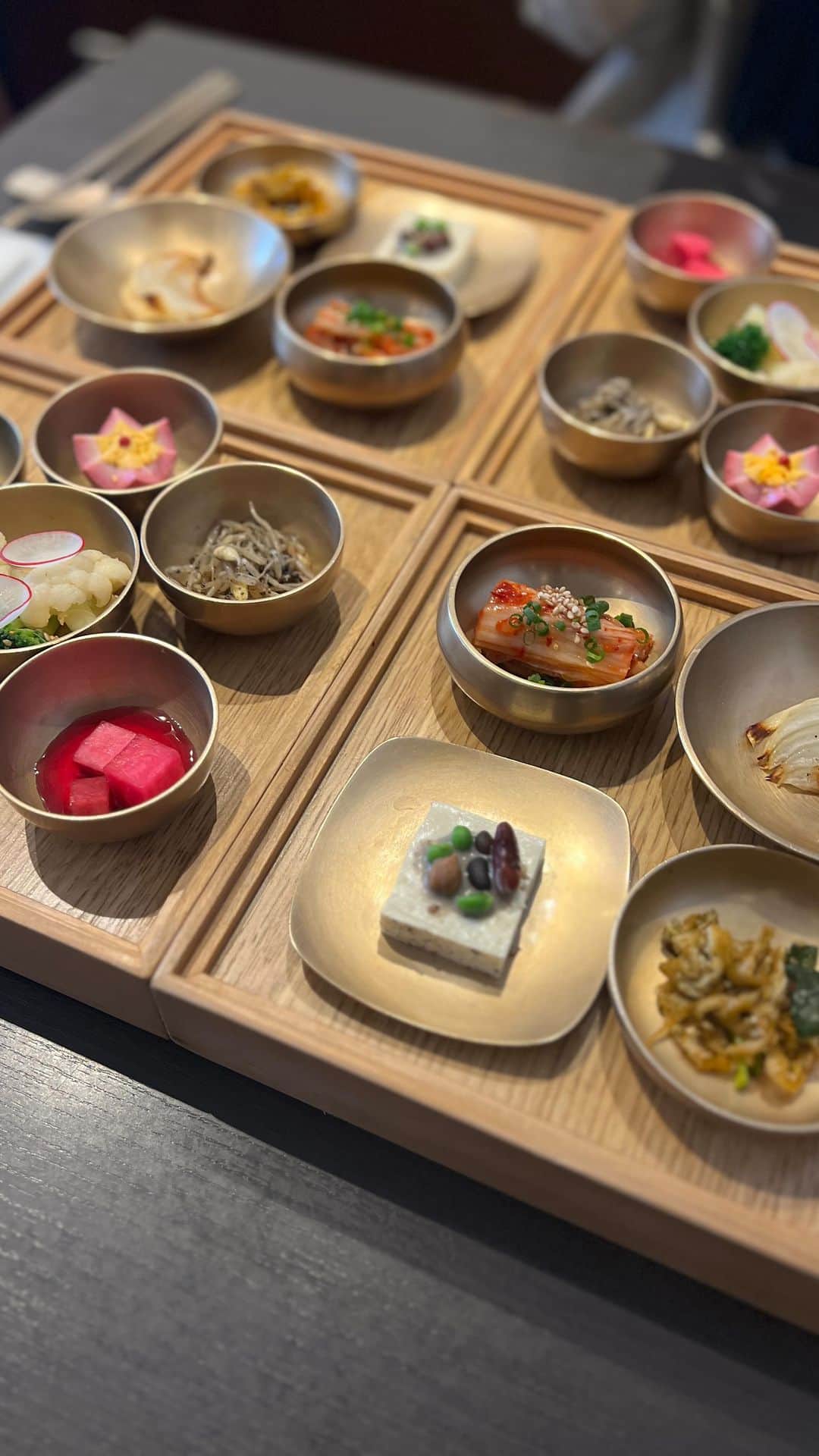 前田ゆかのインスタグラム：「気持ちはkorea❤︎ パンチャンの美しい眺めにうっとり。 念願の初hasuo❕  一品、一品が繊細で美味しく五感を刺激されます。  参鶏湯の食材から出る薬膳スープの 濃厚な旨味が染み渡り、衝撃の美味しさ！ (塩を入れなくてもしっかり濃厚、そのままでも十分) 贅沢に楽しめて味わいは辛すぎなくて優しいです。  満足度の高いモダン韓国料理、パンチャンだけでも メイン級に美味しさ♡  またリピートしたい！  #広尾 #hasuo #newkorea #koreanfood」
