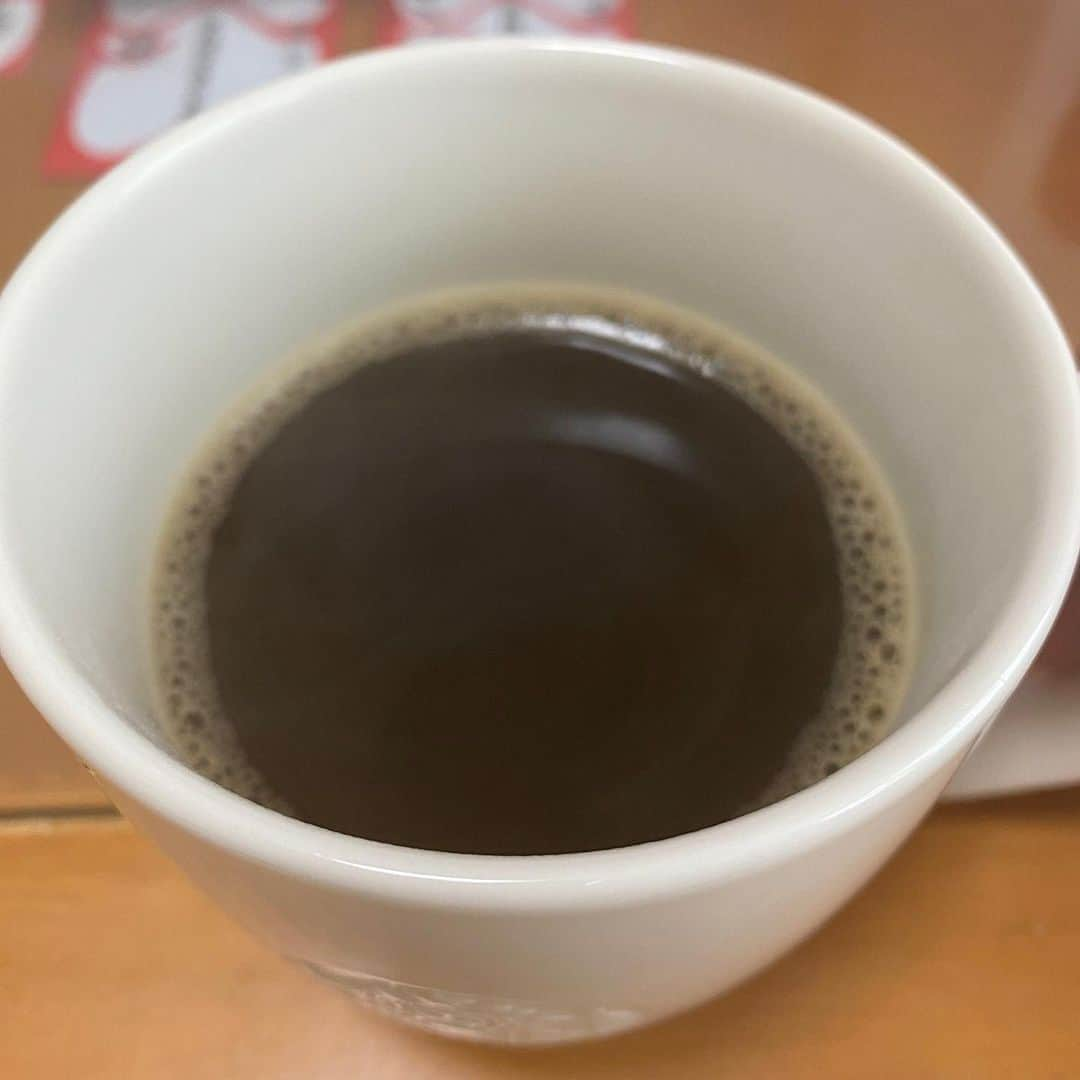 カバさんのインスタグラム写真 - (カバInstagram)「コーヒーチャレンジ☕️  おはようございます！ 本日もコーヒーから！ (46日目)  かなり遅くなりましたが、今日もコーヒーは朝に頂いてます☕️️✨  昨日は中学、高校時代の柔道部後輩とご飯に行ってきました。 2人ともかなり久しぶりで、ずっと一緒に頑張ってきた後輩たちですからとても可愛いです。40手前のおっさんですが。それも含めて可愛いです。  ただ僕と遊んでくれる子ですから、ちゃんと変な子たちでした。  ひとりはずっとタメ口使ってきます。中学の時は敬語やったのに、高校なってからはずっとタメ口です。 一緒におりすぎて仲良くなりすぎてタメ口になったらしいです。  なんやその理由。 たまに聞くその変な理由。 わかる気もするけど。 でもここは先輩です。ビシッと 高校時代からずっと言うてるけど ちゃんと敬語使えよ！ ってもう一回言いました。 そしたら  俺、あんたのこと結構好きやで！ と言われました。  素直に嬉しかったです。 ちょっとテレて お、おれはお前のこと大嫌いや！ って言うたけど、嬉しかったですね。こういうの良いですね。 でも敬語は使えよ。  もうひとりはひと口目を絶対溢してました。溢れんばかりの！とかではなく、普通の量です。 なんでやろ？と思って観察してました。そして見つけました。  口につく前にジョッキ傾けてました。  凡ミス！！ そら溢れるやろ！ 口につけてからジョッキ傾けろよ！  柔道の練習で、まず受け身とジョッキは口につけてから傾けることを必須で教えて頂きたいです。 ひと口目は絶対溢す後輩て  どーゆーそれー！  ほんま可愛いなぁ。  もうすぐ夜ご飯の時間ですね。 なに食べようかしら。  皆さん、今日も良い一日を！  #吉本新喜劇 #カバ #コーヒーチャレンジ #苦手なコーヒーをお茶の感覚で飲めるようになるまでの道のり #コーヒー #coffee #コーヒーチャレンジ #coffeechallenge #カフェ #Caffe #吉本新喜劇 #yoshimotoshinkigeki #カバ #kaba #カフェ巡り #喫茶店巡り #カバッチグー #どーゆーそれー #次はどこでコーヒー嗜も？ #皆さん、今日も良い一日を！」4月30日 18時26分 - kabaking0129