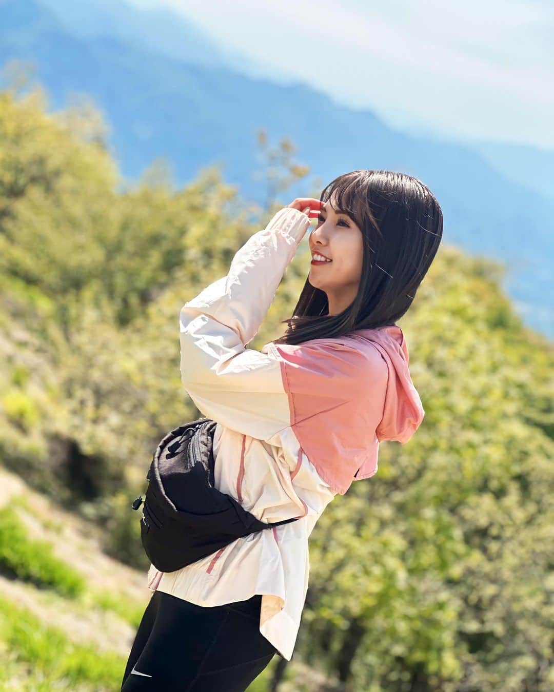 磯佳奈江のインスタグラム：「. 陣馬山🌿 友達みんなで登山☺️ 自然をめっちゃ感じて気持ちよかった☁️ . #陣馬山 #陣馬山山頂 #山登り #登山初心者 #アウトドア #山登りコーデ」