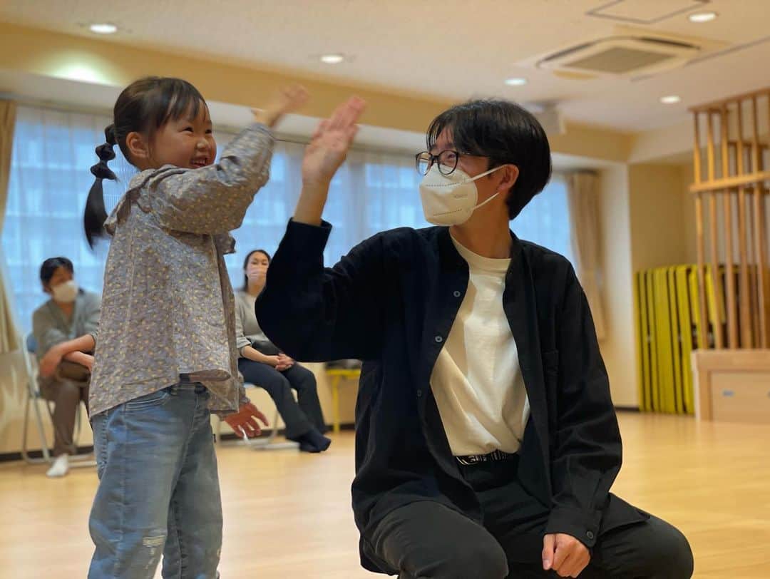 東京福祉専門学校のインスタグラム：「. 今日もオープンキャンパスを開催💫 こども保育科は、 卒業して活躍する男子保育士のスペシャル体験授業👦🏻✨  こども達とふれあいながら、みんな楽しく学びました👩‍👦‍👦  GWもたくさんのオープンキャンパス開催します！ ぜひご参加お待ちしてます🤗✨ ご予約はホーム画面から📱👆  #東京福祉専門学校 #オープンキャンパス  #こども保育科 #保育男子 #保育士 #幼稚園教諭 #西葛西 #専門学校 #介護福祉士 #社会福祉士 #公認心理師 #作業療法士  #福祉 #精神保健福祉士」