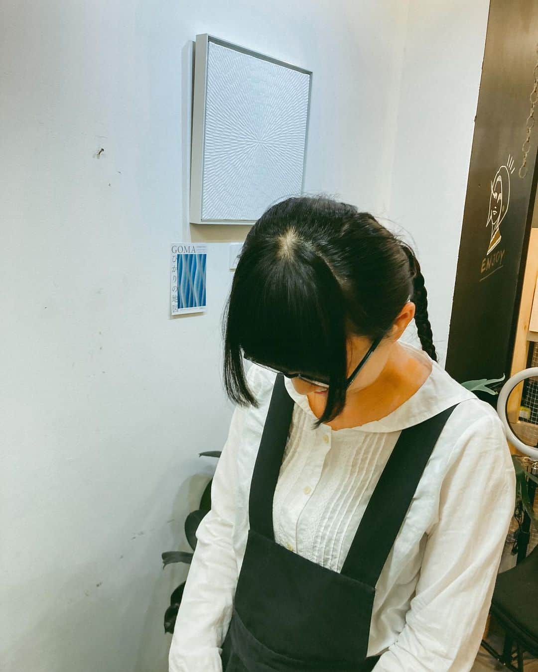 土井コマキのインスタグラム：「Yaeji気分。写真では見えないけど、ひと筋インナーカラーBaby blue。色の名前に惚れました。 @carreyuri  ありがとございました。」